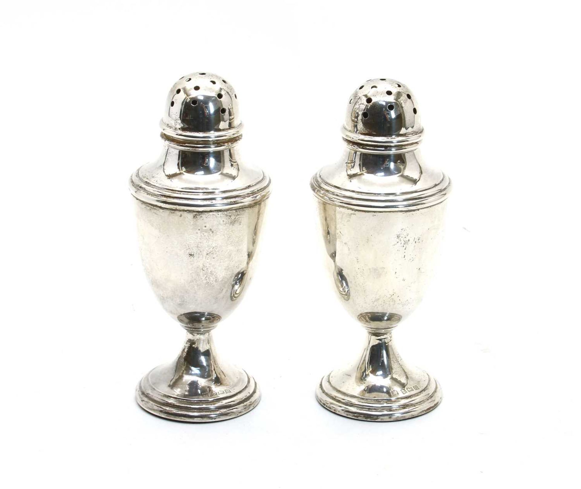 A pair of George V casters of urn design, - Bild 2 aus 2