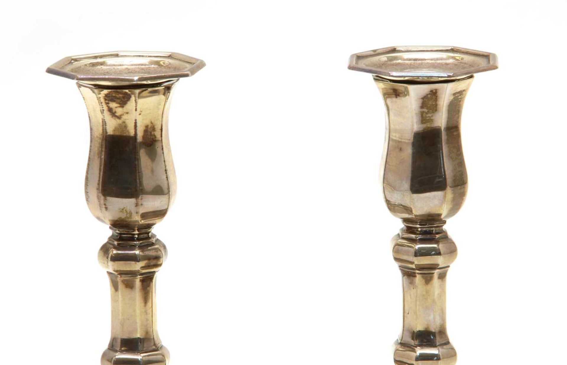 A pair of silver dwarf candlesticks - Bild 4 aus 4