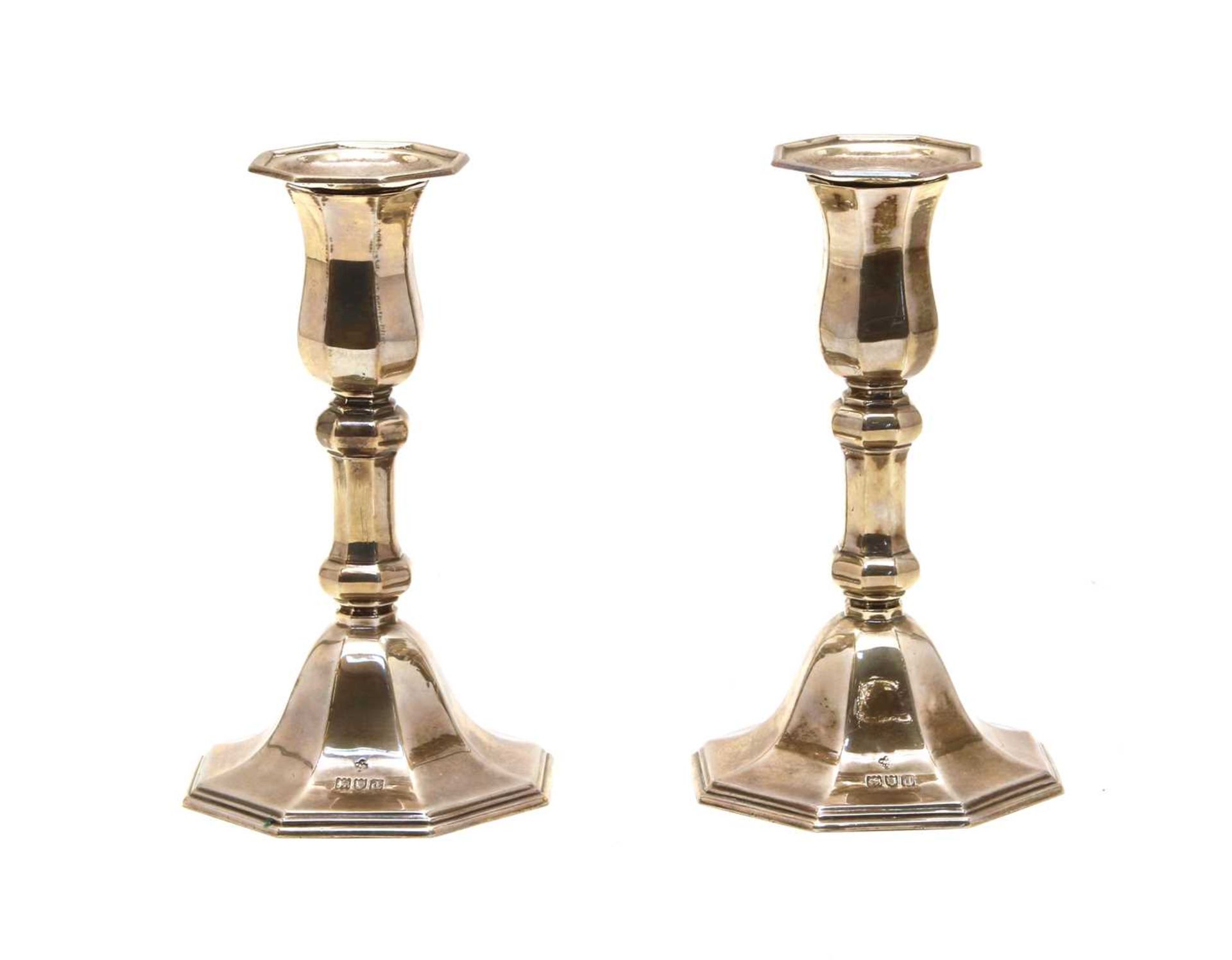 A pair of silver dwarf candlesticks - Bild 2 aus 4