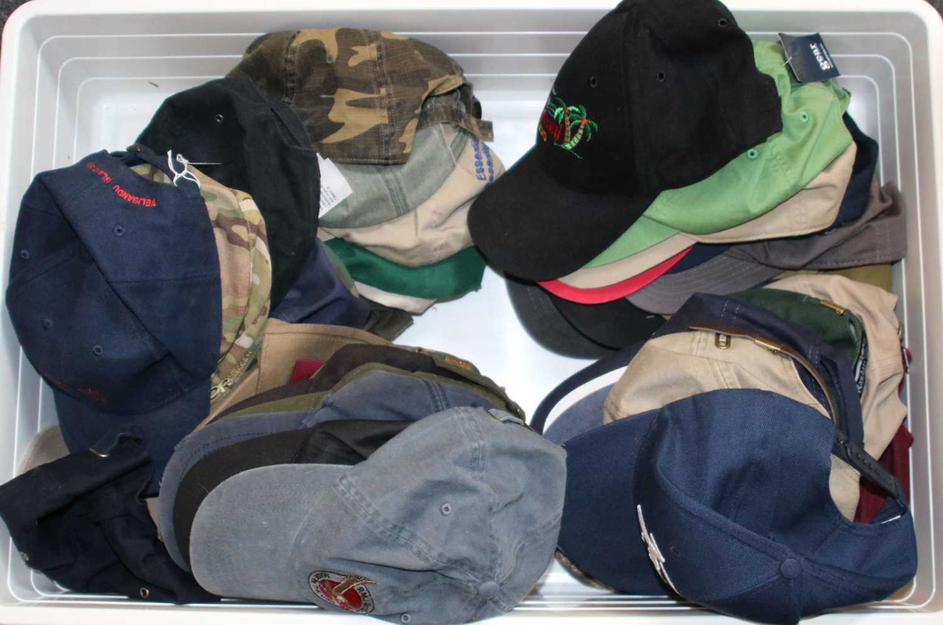 48 baseball caps, all nearly new, some unused, most with logos - Bild 2 aus 2