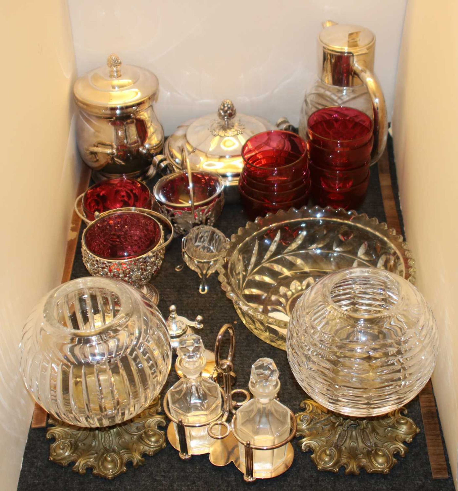 A collection of glass cruets and dressing table items, - Bild 6 aus 6