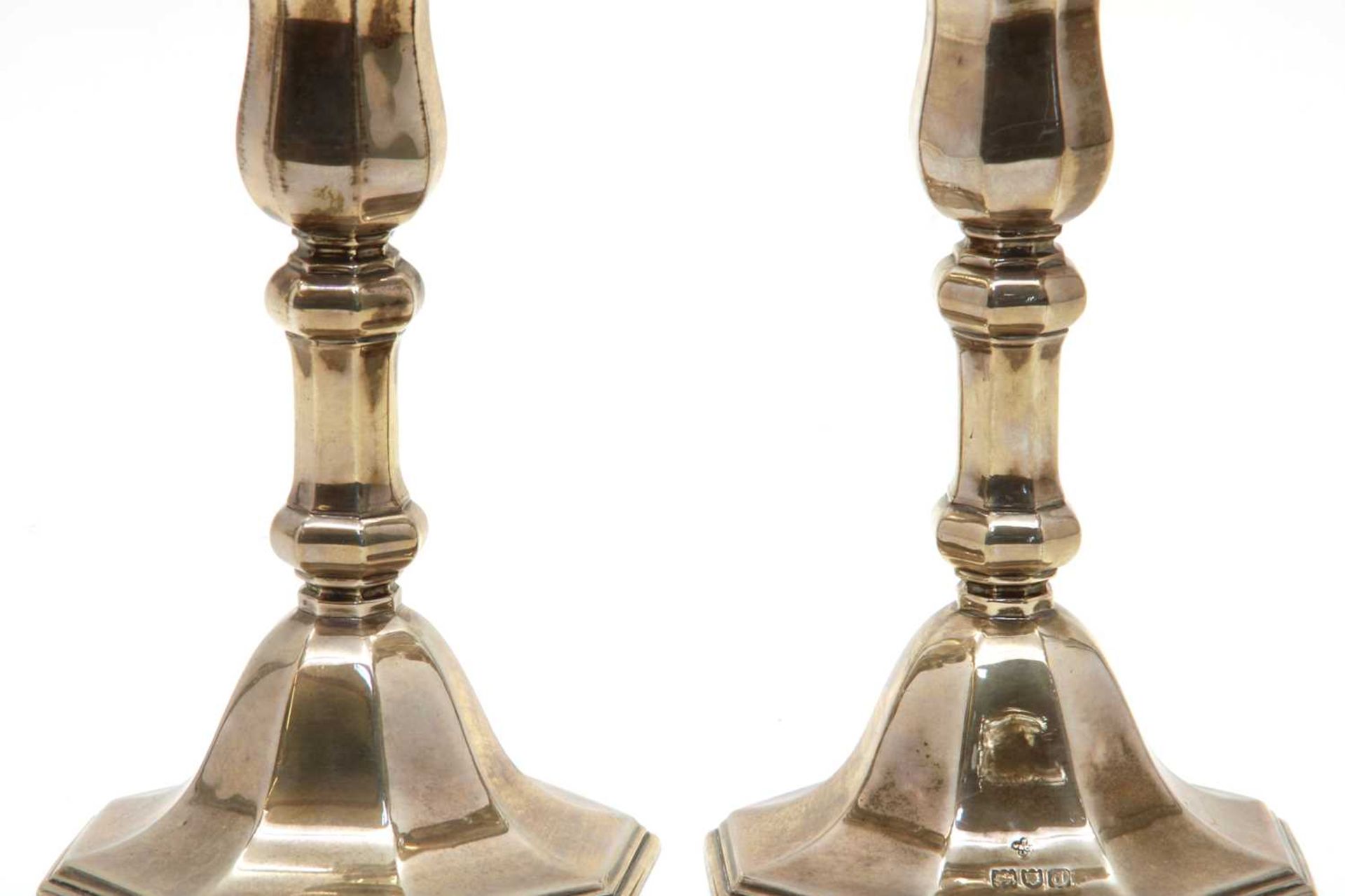 A pair of silver dwarf candlesticks - Bild 3 aus 4