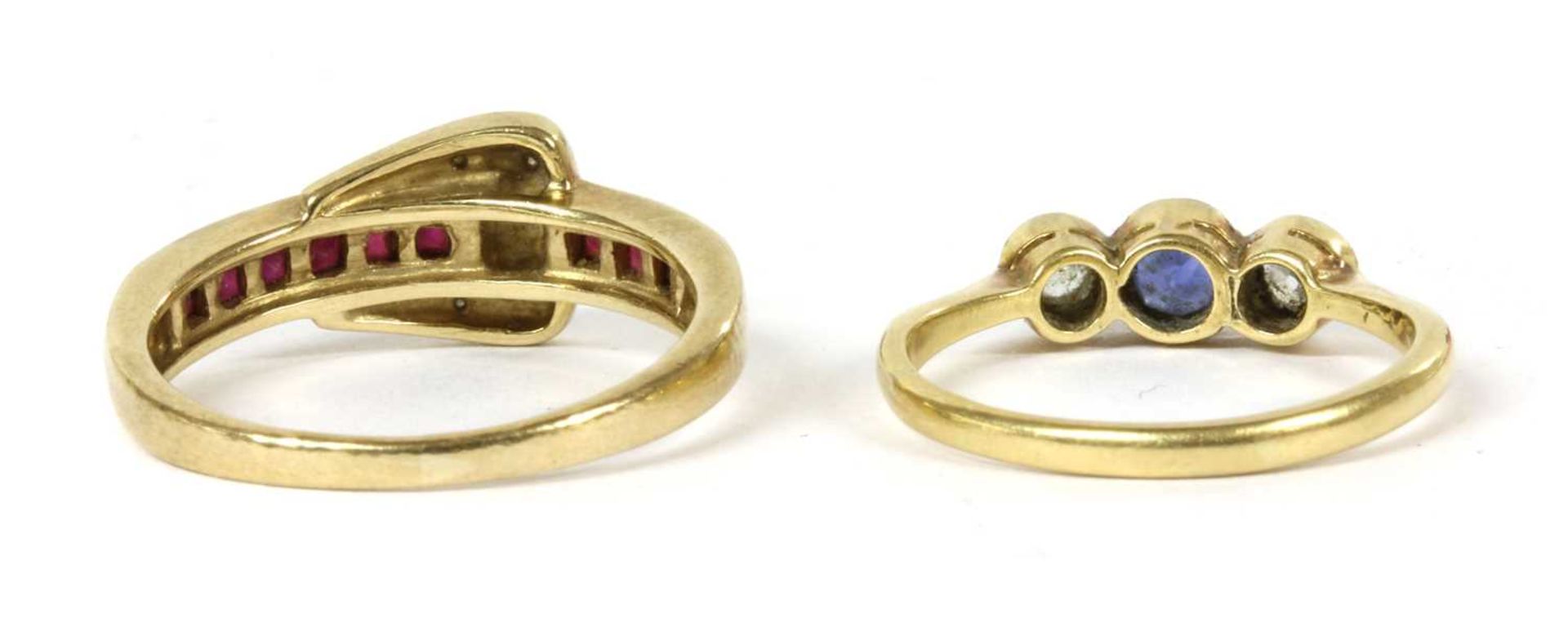 A gold sapphire and diamond three stone ring, - Bild 2 aus 3