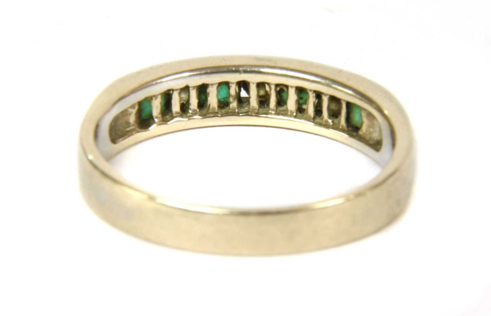 A white gold diamond and emerald half eternity ring, - Bild 2 aus 2