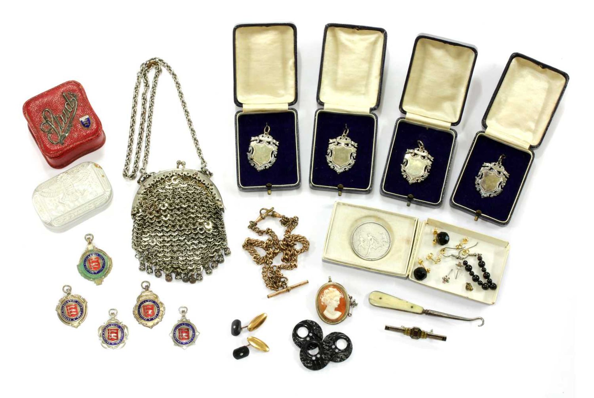 A collection of Victorian and later jewellery, - Bild 2 aus 2