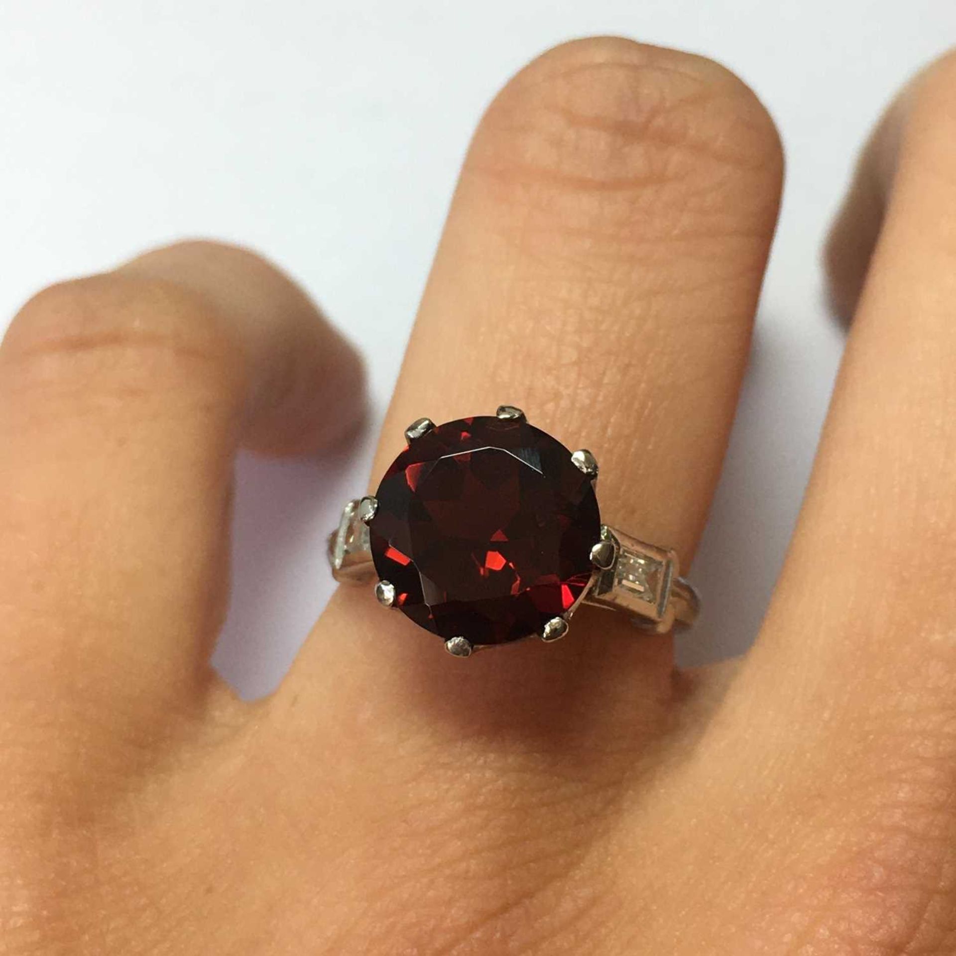 A platinum garnet and diamond ring - Bild 5 aus 5