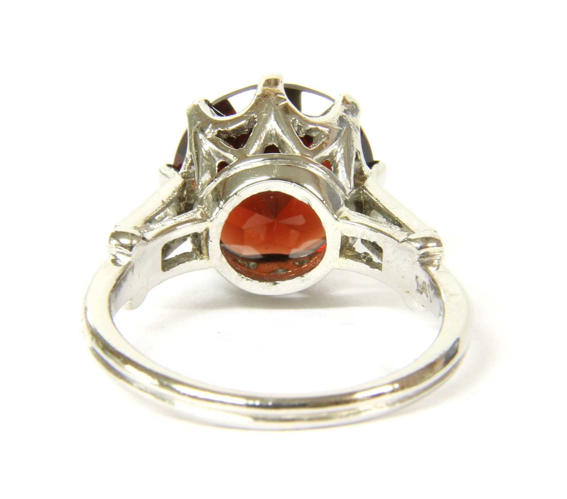 A platinum garnet and diamond ring - Bild 2 aus 5