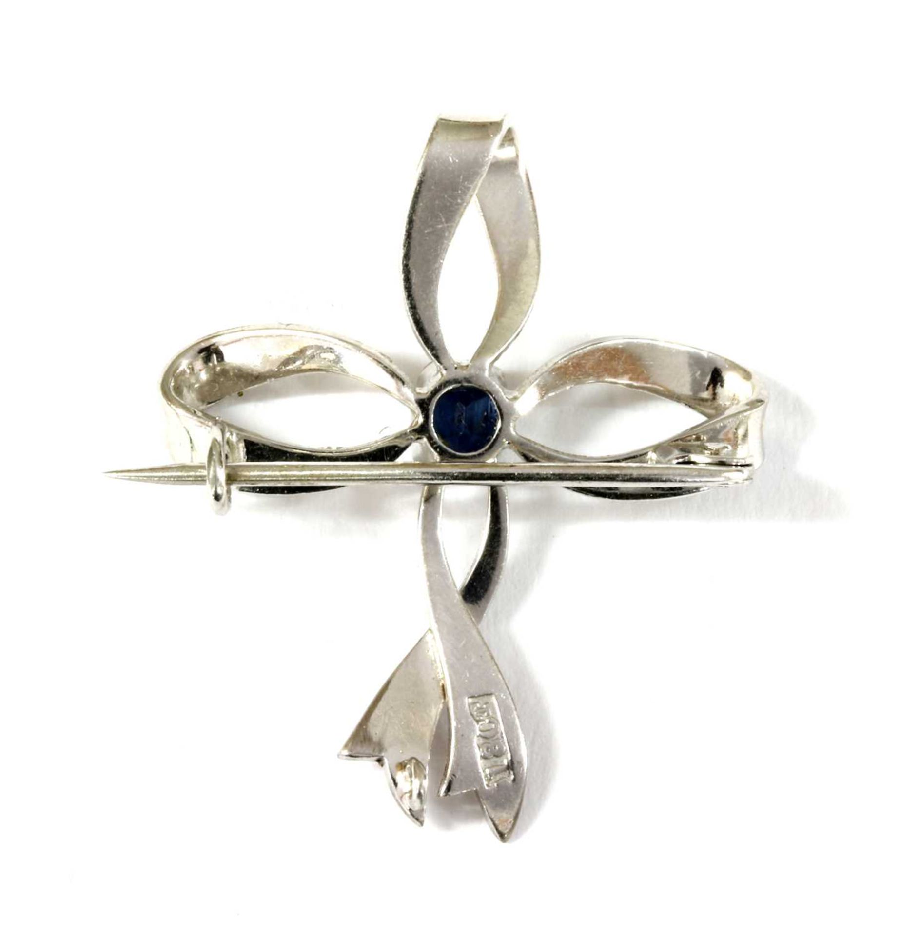 An Edwardian white gold sapphire bow brooch, - Bild 2 aus 2