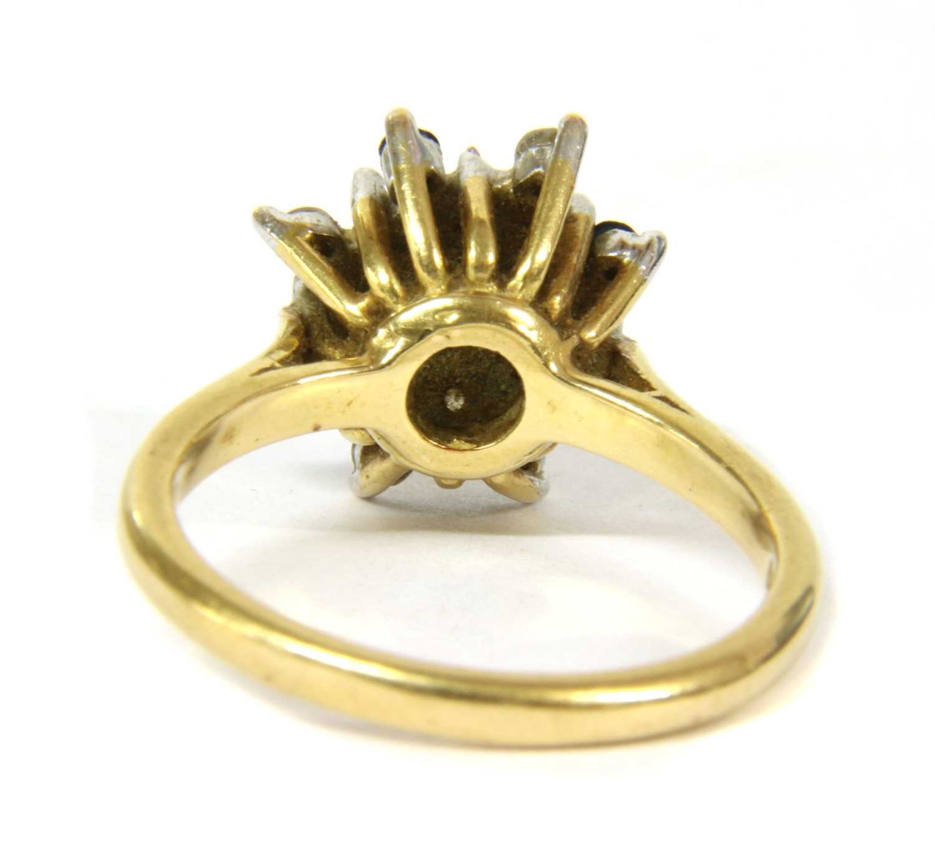 An 18ct gold diamond and sapphire cluster ring, - Bild 2 aus 3