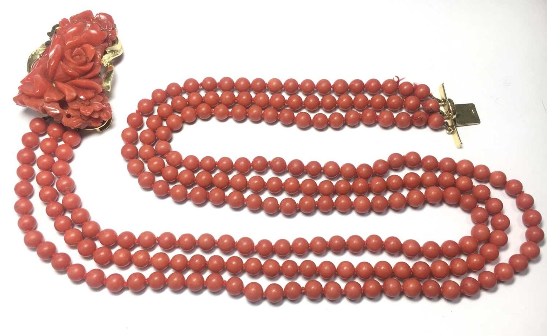 An Italian gold three row uniform coral bead necklace, - Bild 13 aus 13