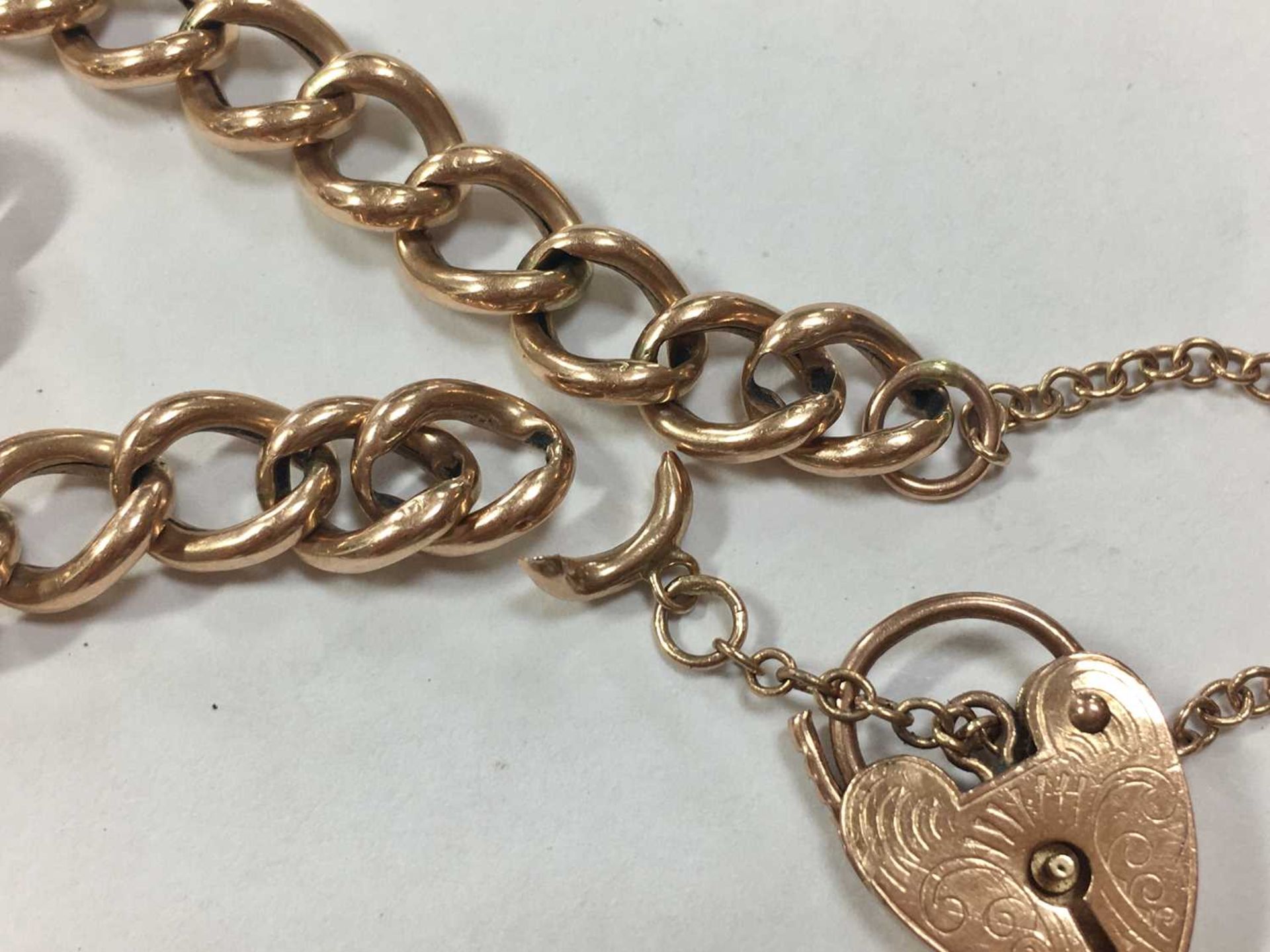 A 9ct rose gold curb bracelet, - Bild 3 aus 3