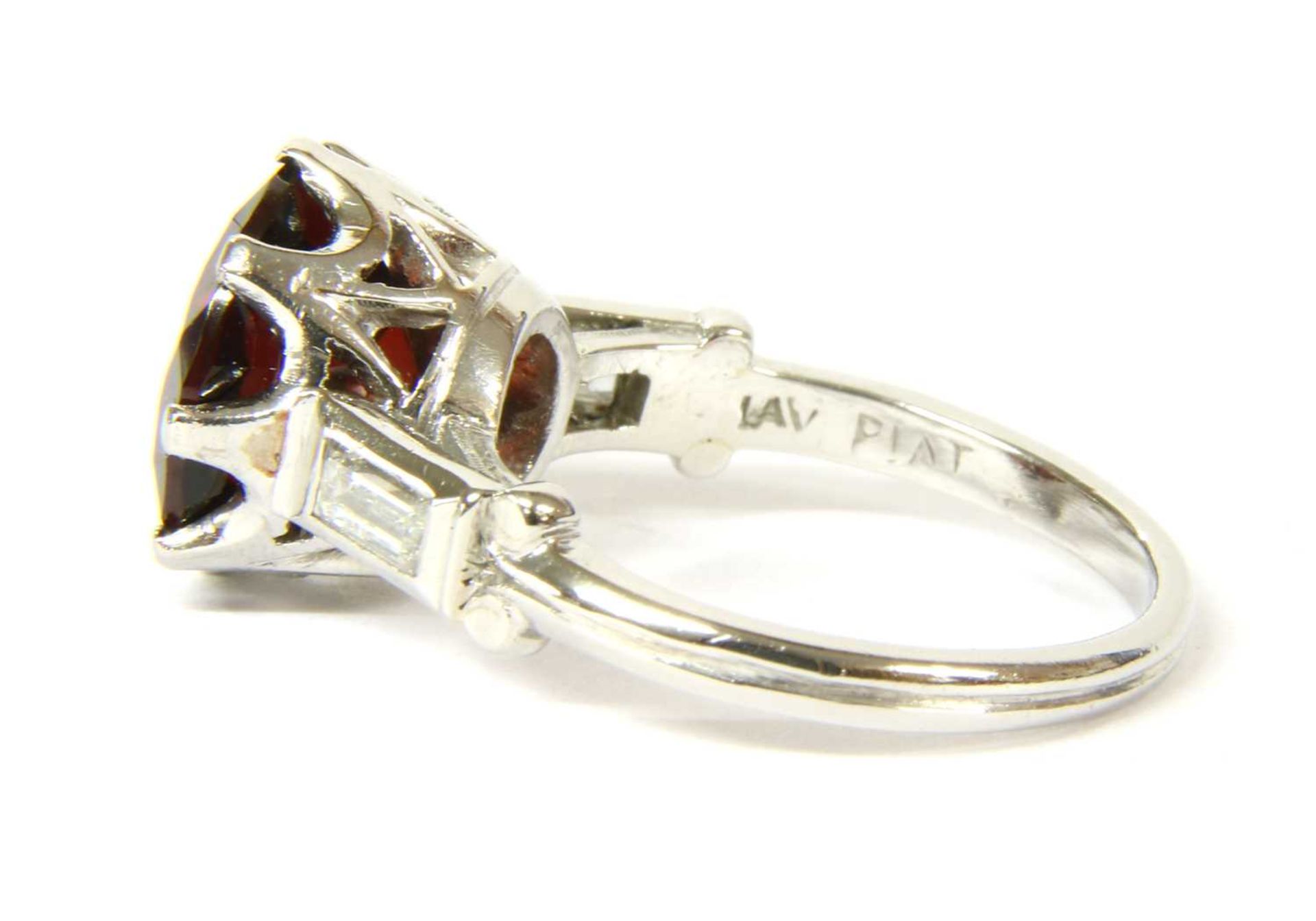 A platinum garnet and diamond ring - Bild 4 aus 5