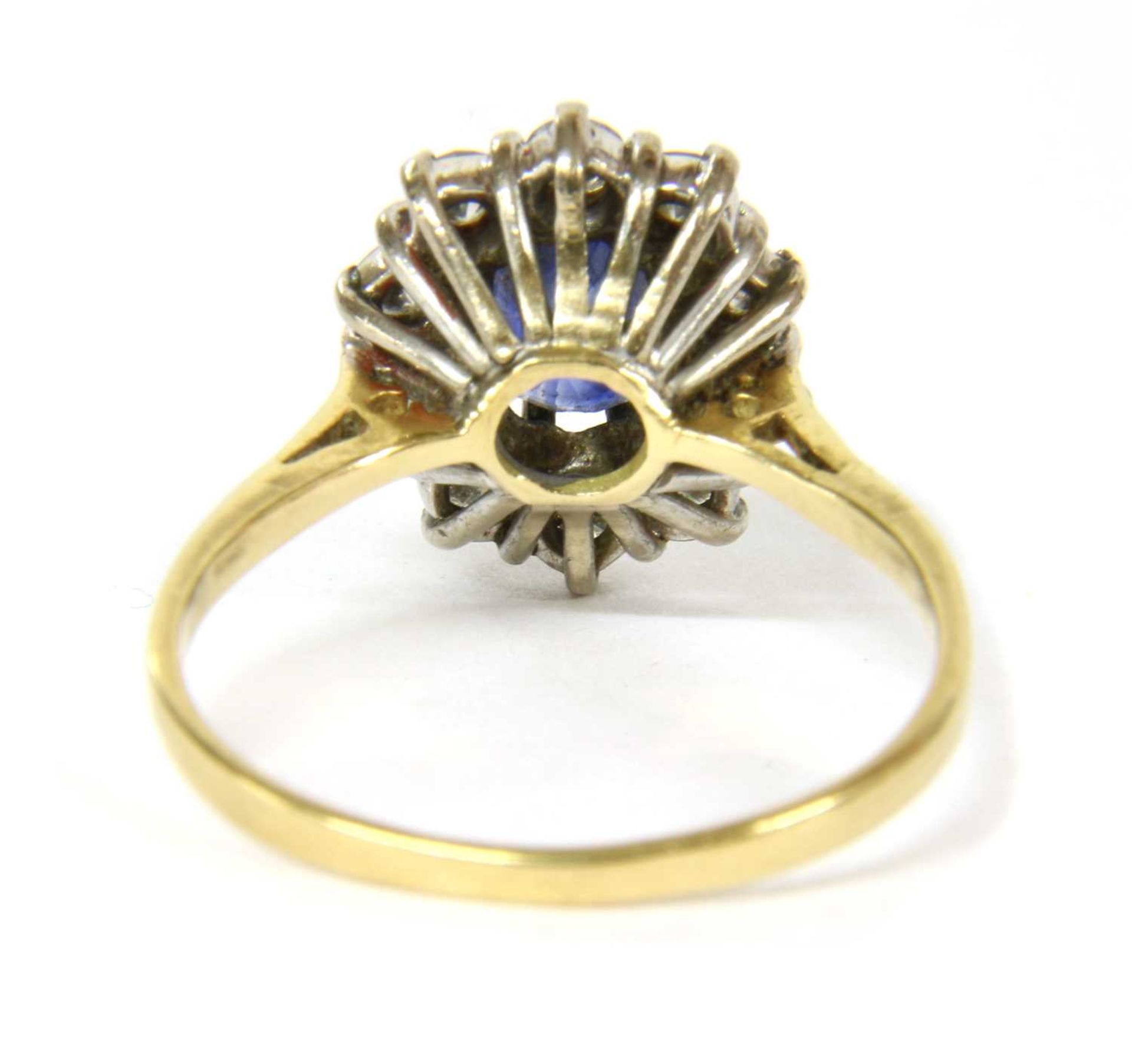 A gold sapphire and diamond cluster ring, - Bild 2 aus 3