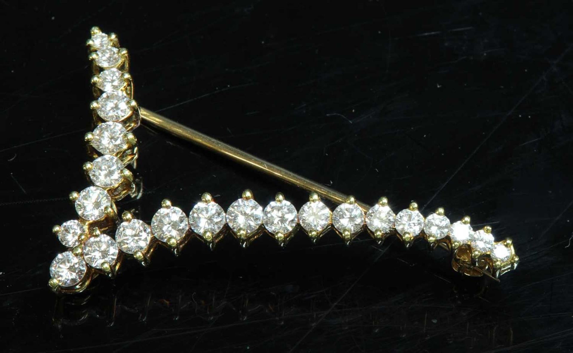 A gold diamond set 'V' or stylised bird in flight brooch, - Bild 2 aus 3