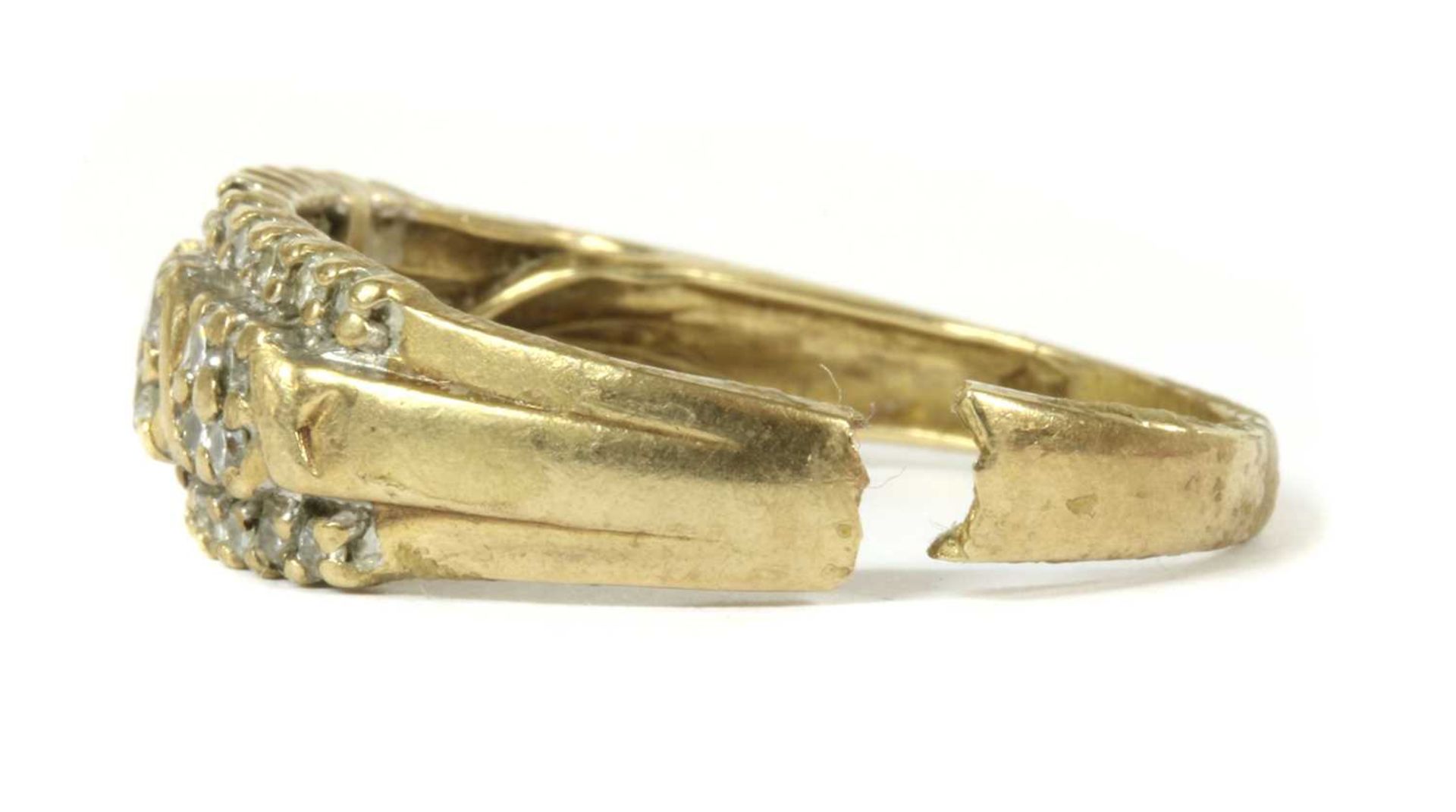 A 9ct gold diamond ring, - Bild 2 aus 4