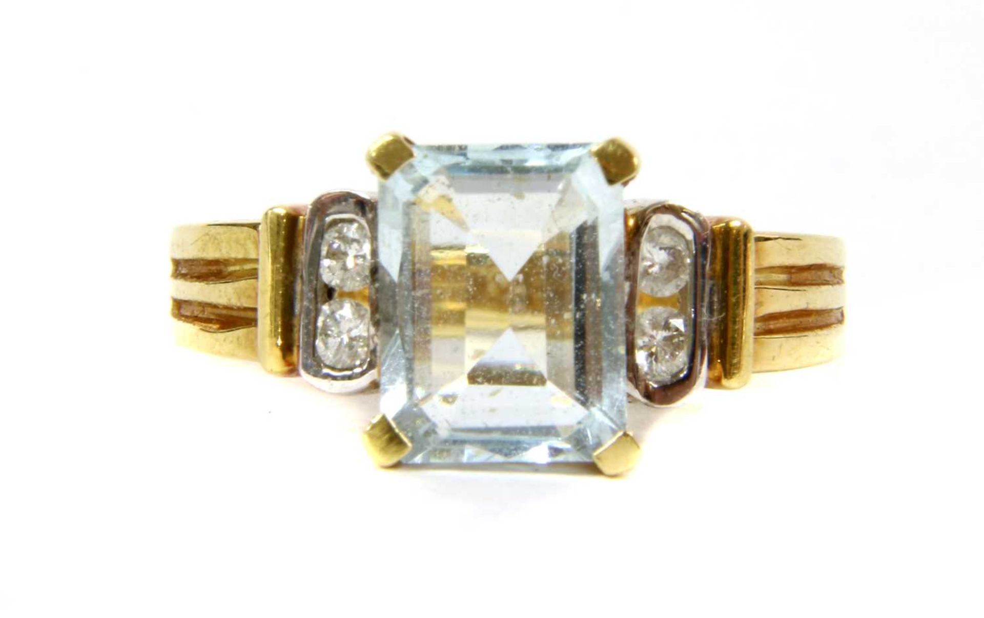 An 18ct gold aquamarine and diamond ring, - Bild 2 aus 3