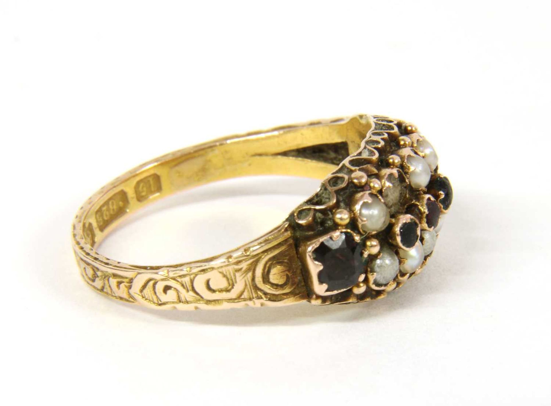 A Victorian 15ct gold garnet and split pearl ring, - Bild 3 aus 3