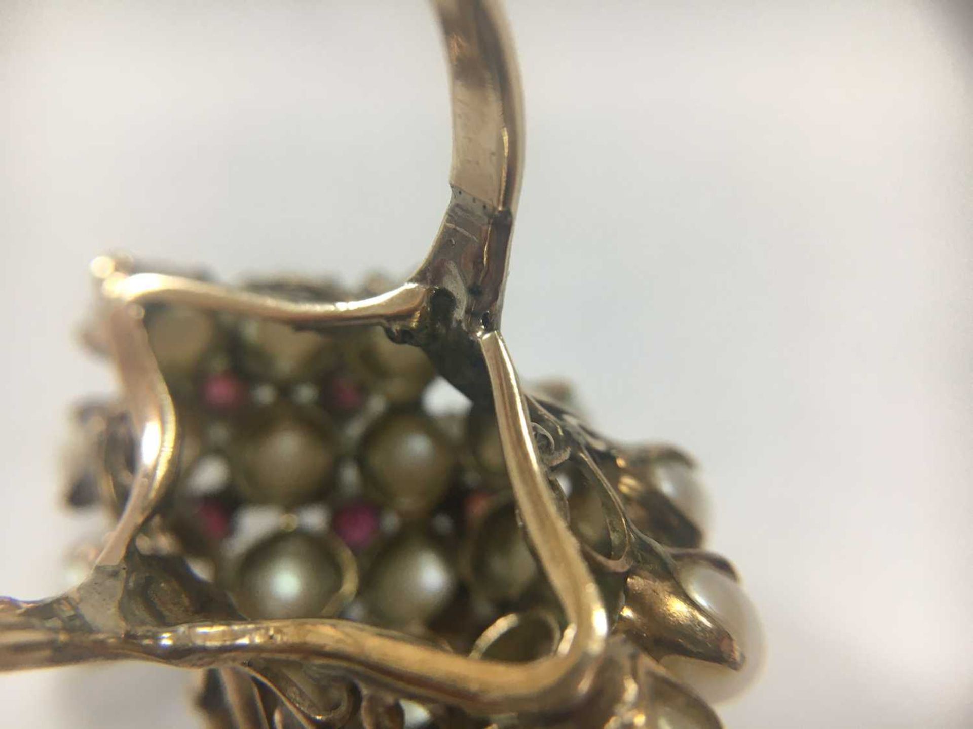 A gold cultured pearl and ruby cluster ring, - Bild 3 aus 6