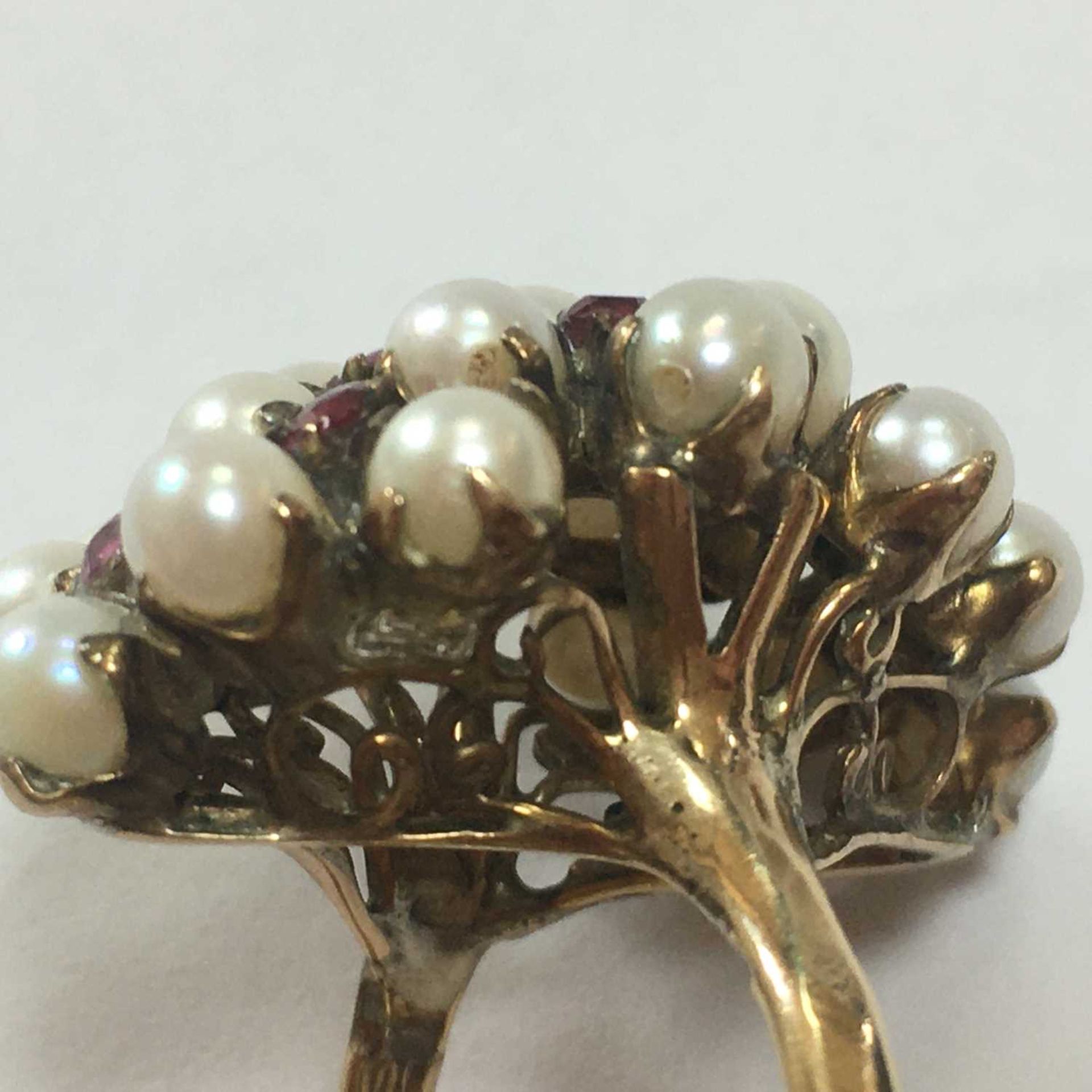 A gold cultured pearl and ruby cluster ring, - Bild 5 aus 6