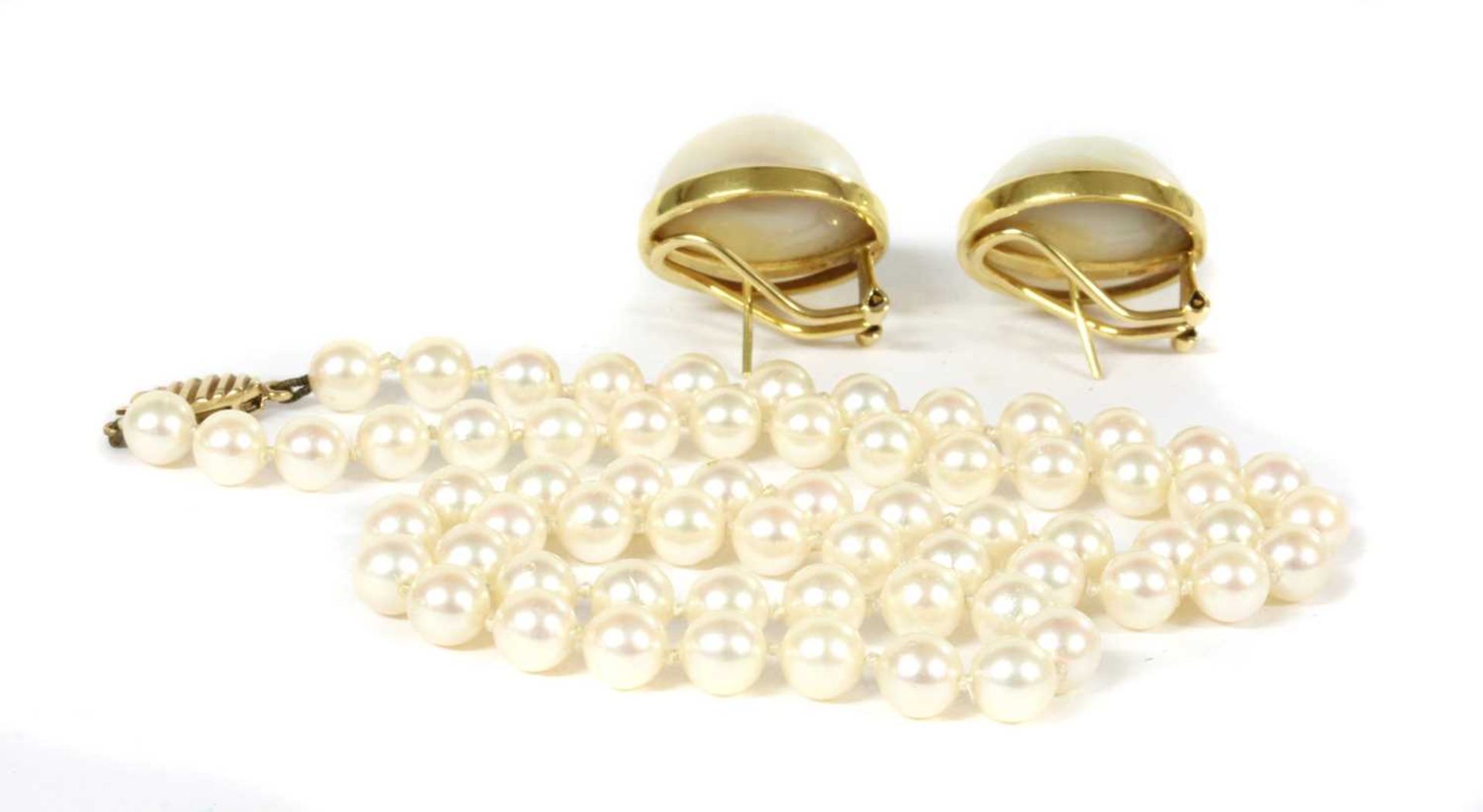 A pair of gold mabé pearl earrings, - Bild 2 aus 4
