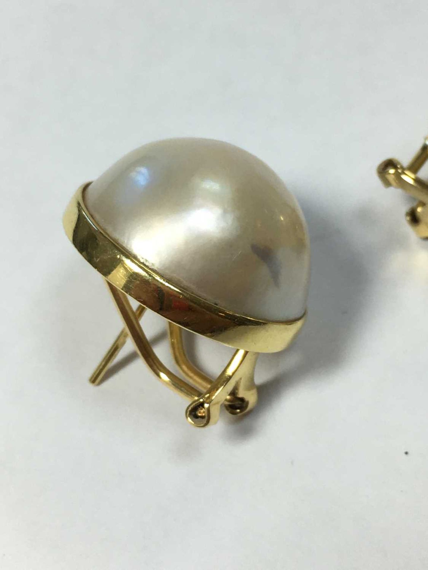 A pair of gold mabé pearl earrings, - Bild 3 aus 4