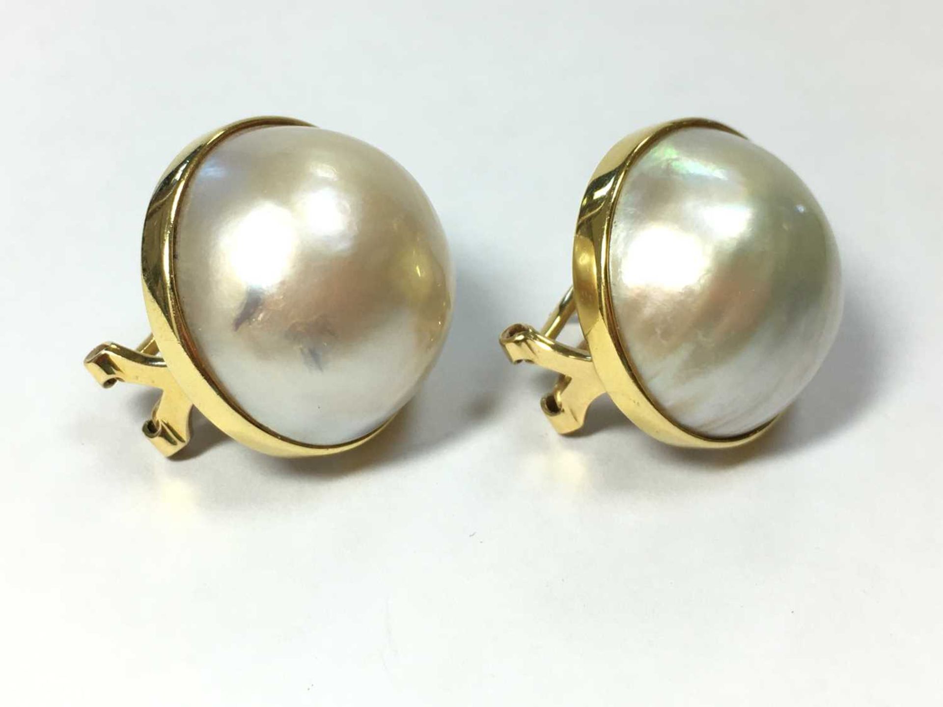 A pair of gold mabé pearl earrings, - Bild 4 aus 4