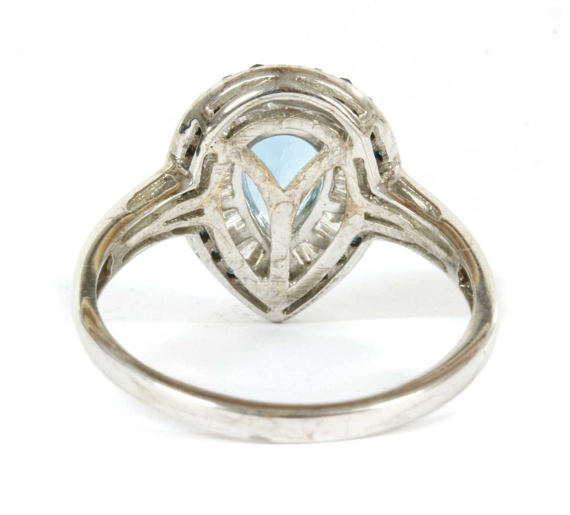 A white gold aquamarine and diamond cluster ring, - Bild 2 aus 3