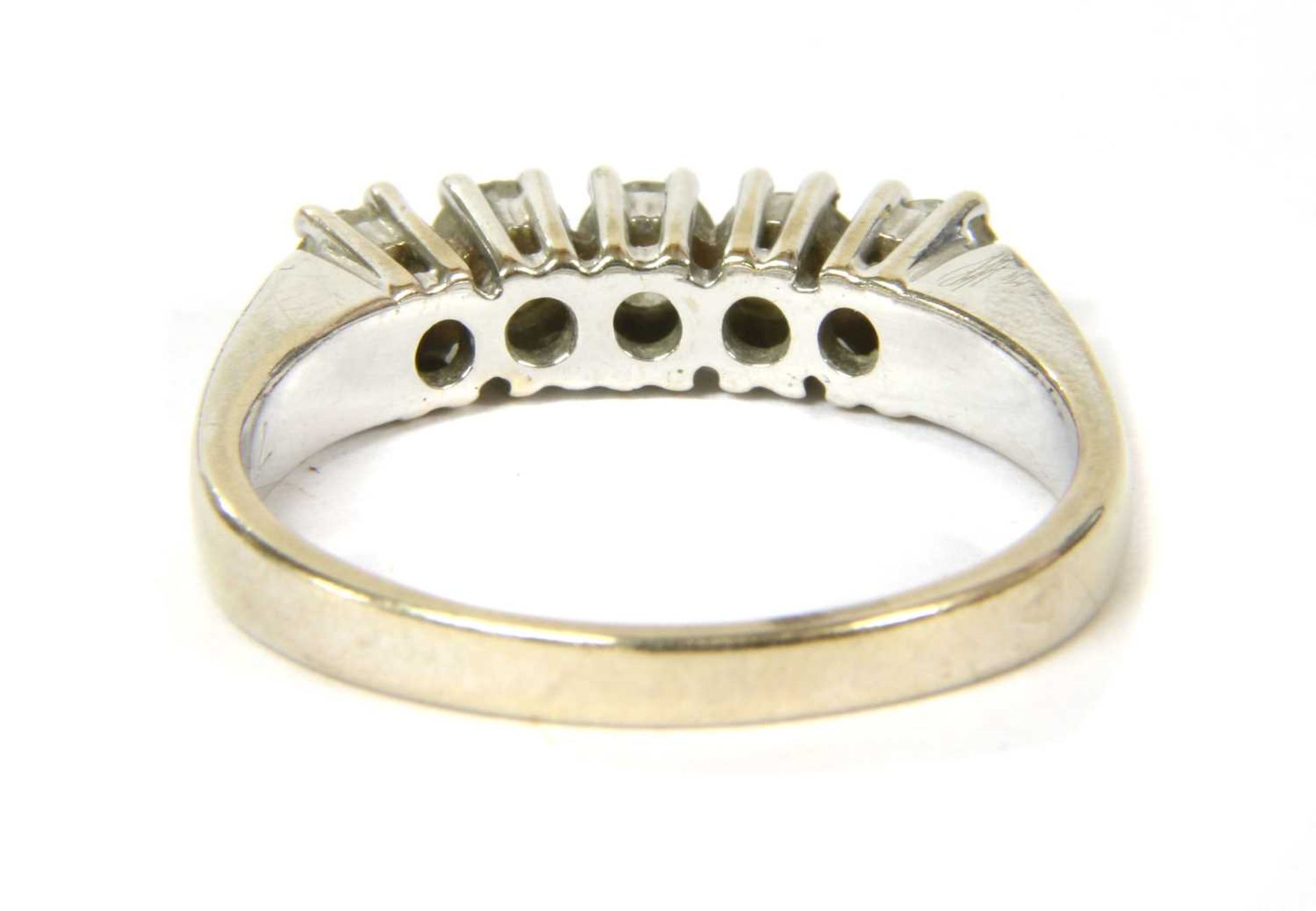 A white gold five stone diamond ring, - Bild 2 aus 3