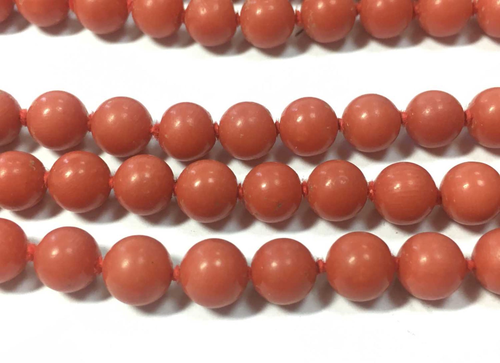 An Italian gold three row uniform coral bead necklace, - Bild 9 aus 13