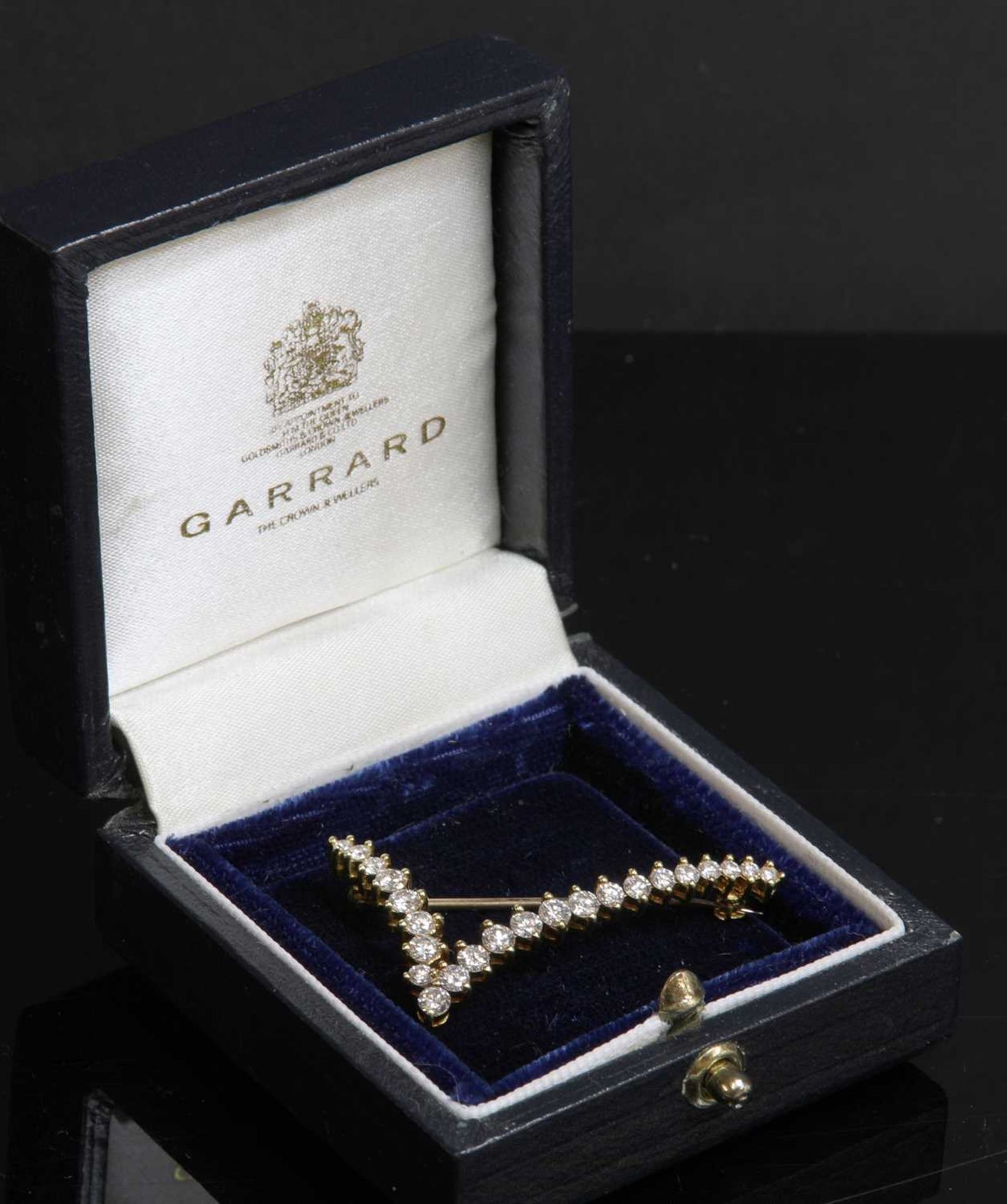 A gold diamond set 'V' or stylised bird in flight brooch, - Bild 3 aus 3