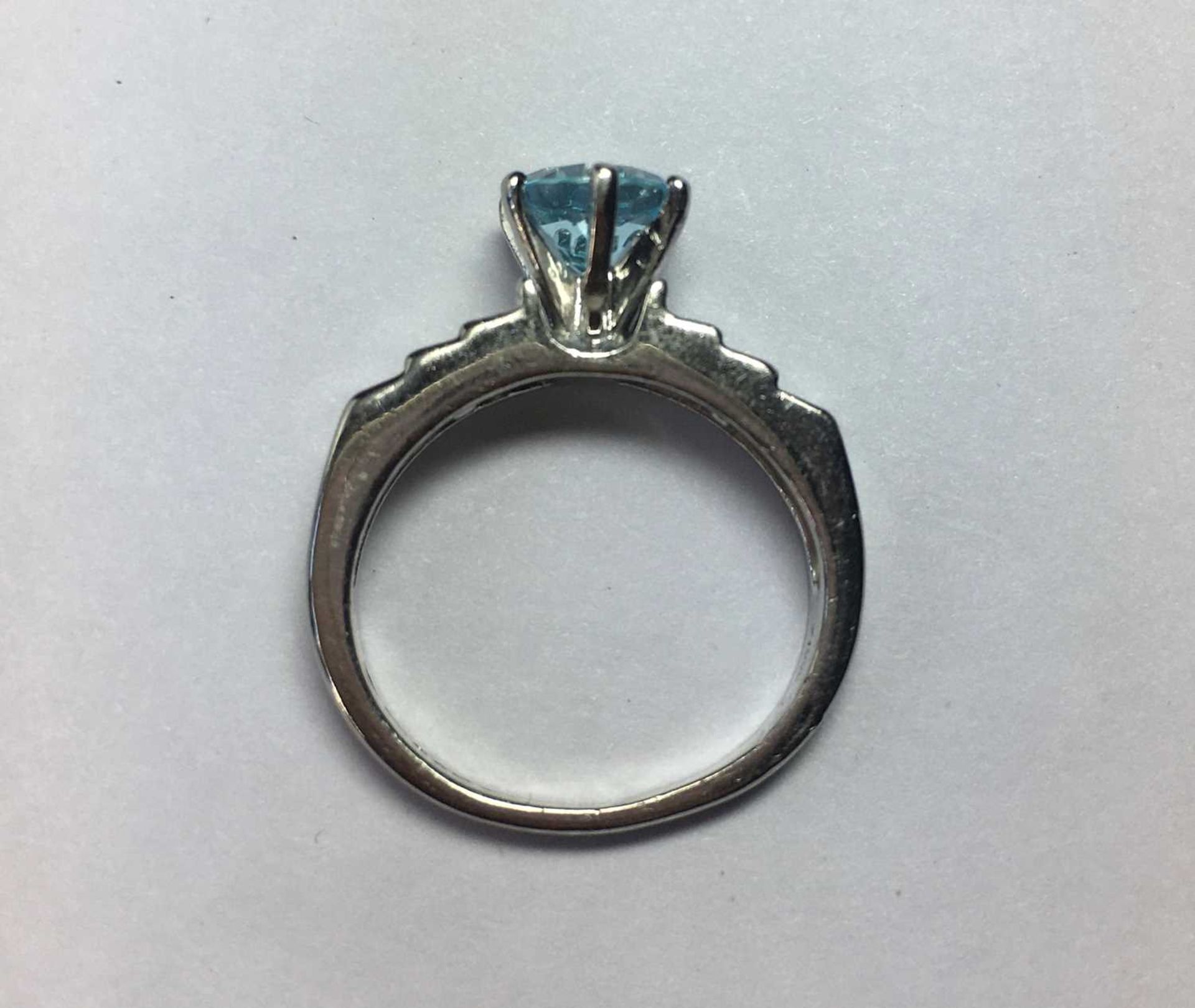 A platinum blue topaz and diamond ring - Bild 2 aus 3