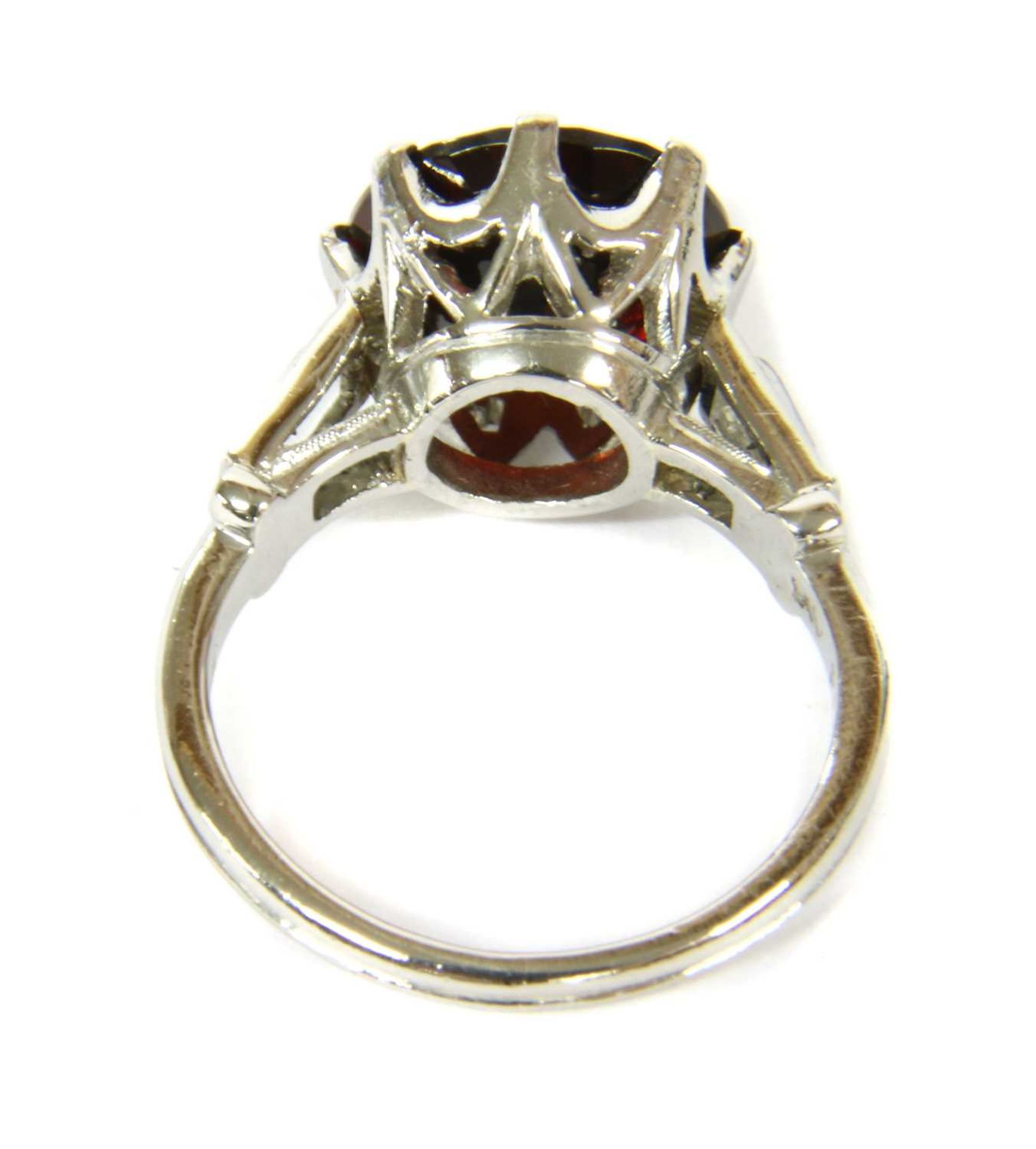 A platinum garnet and diamond ring - Bild 3 aus 5