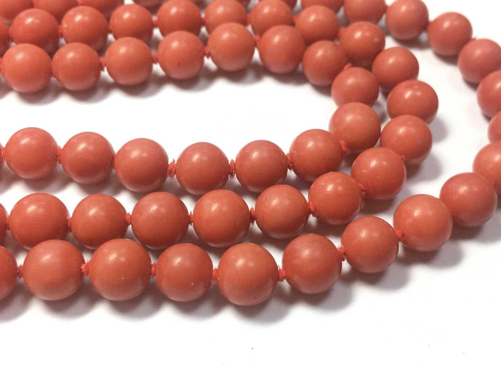 An Italian gold three row uniform coral bead necklace, - Bild 11 aus 13