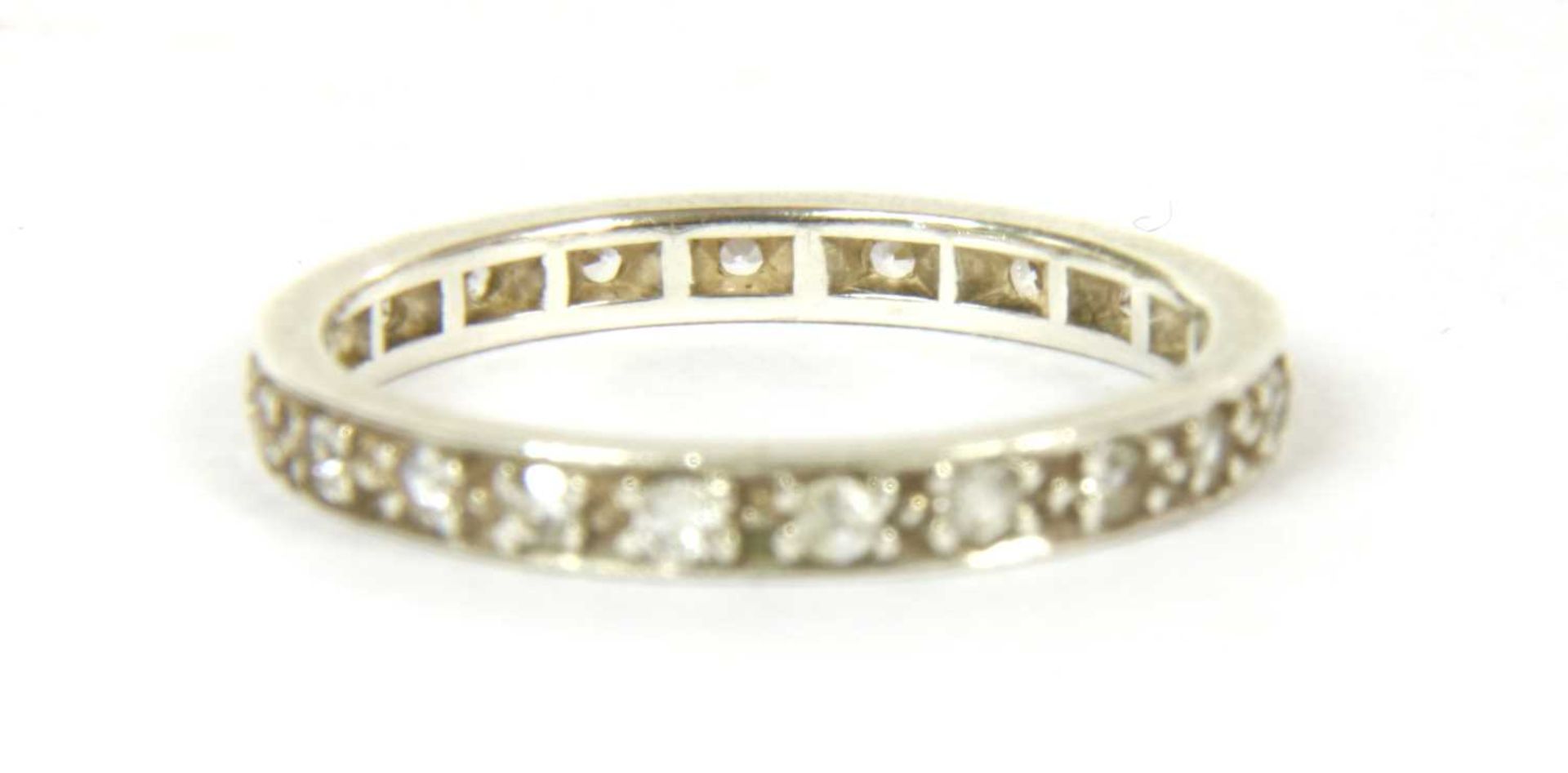 A white gold diamond full eternity ring - Bild 2 aus 2