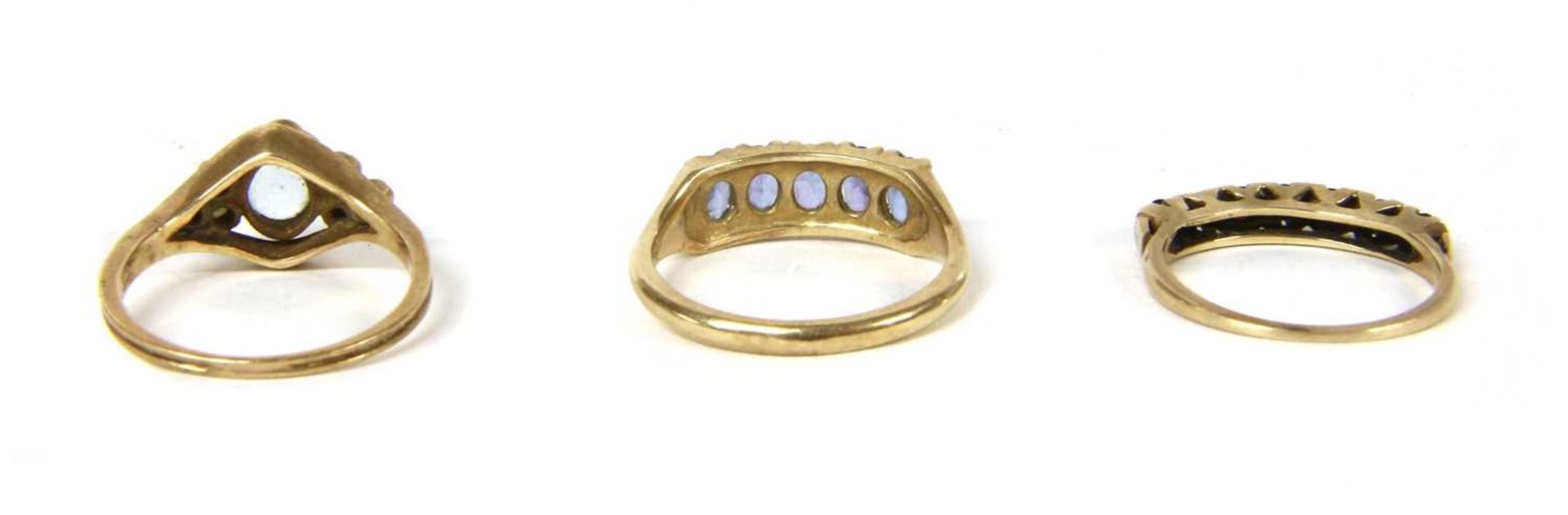 A 9ct gold tanzanite ring, - Bild 2 aus 3