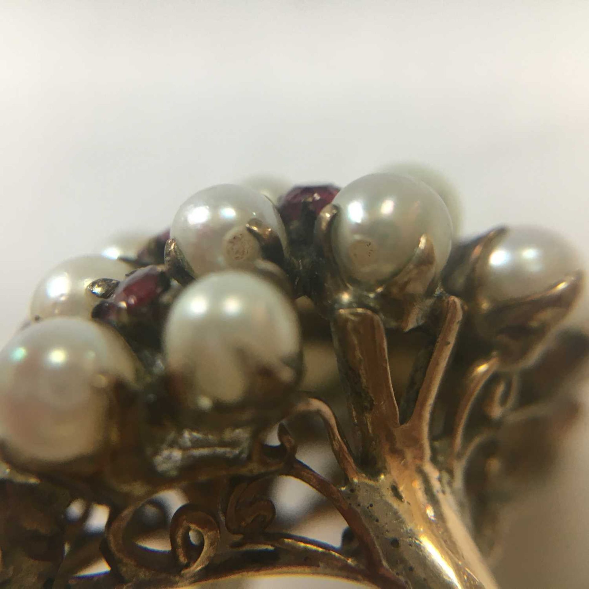 A gold cultured pearl and ruby cluster ring, - Bild 6 aus 6