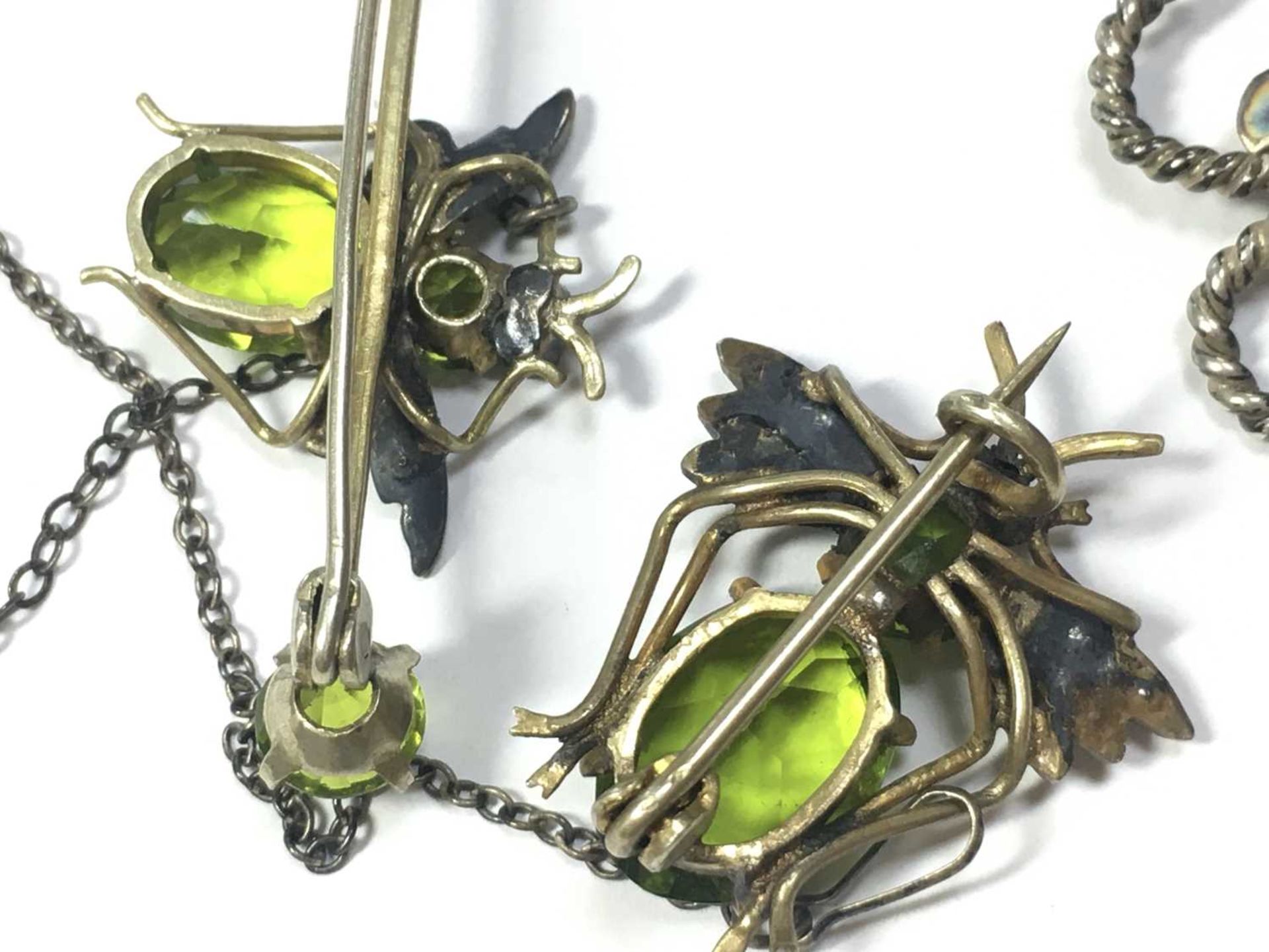 A collection of insect jewellery, - Bild 2 aus 3