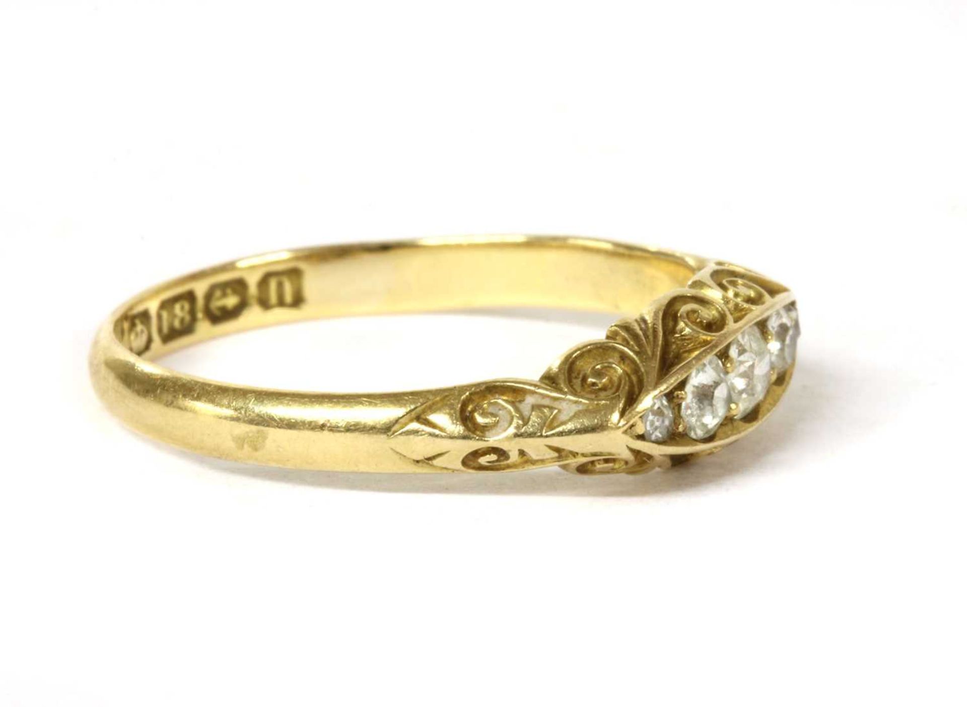 An 18ct gold boat shaped five stone diamond ring, - Bild 2 aus 3