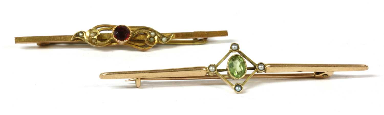 An Edwardian gold peridot and split pearl bar brooch,