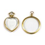 A 9ct gold heart shaped photo locket,