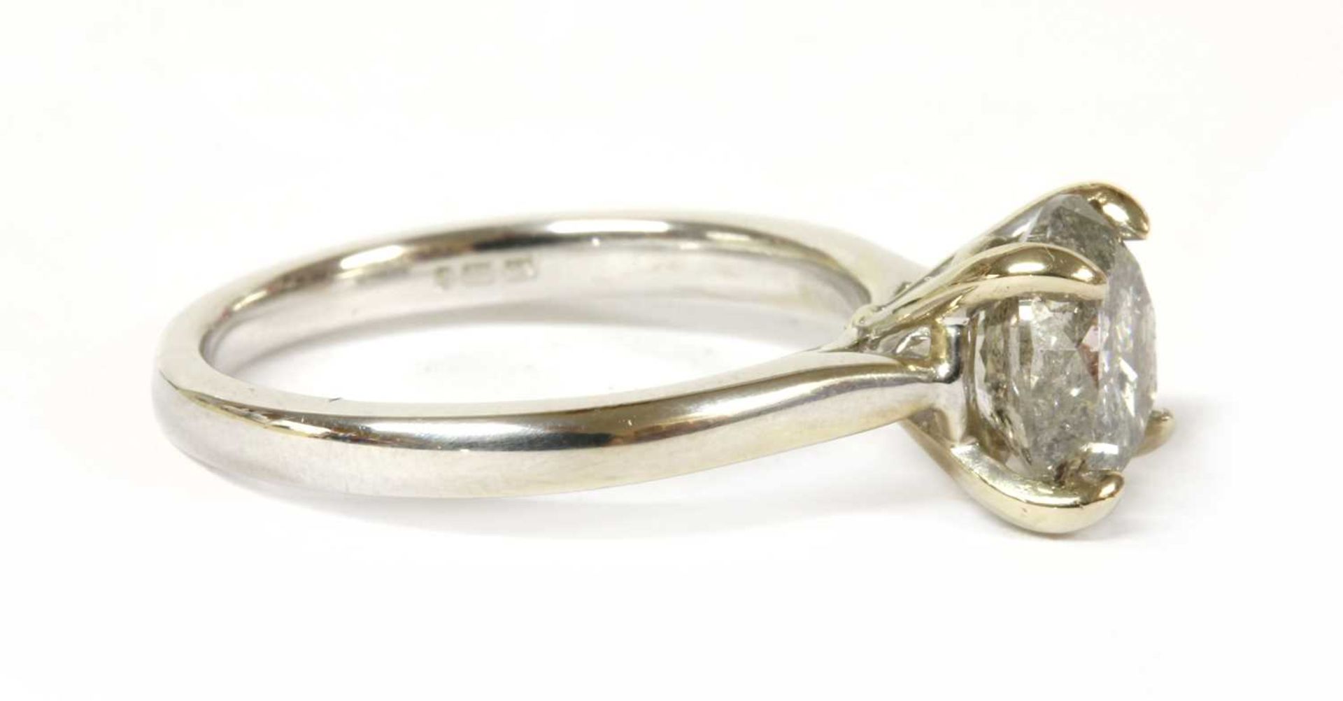 An 18ct white gold single stone diamond ring, - Bild 2 aus 3