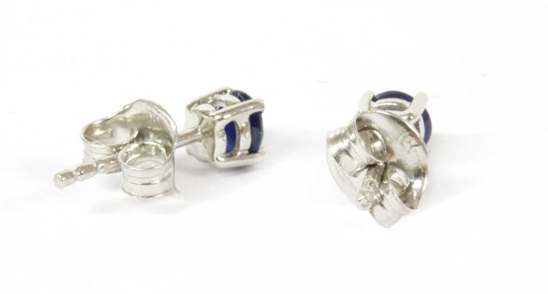 A pair of white gold sapphire stud earrings, - Bild 2 aus 2