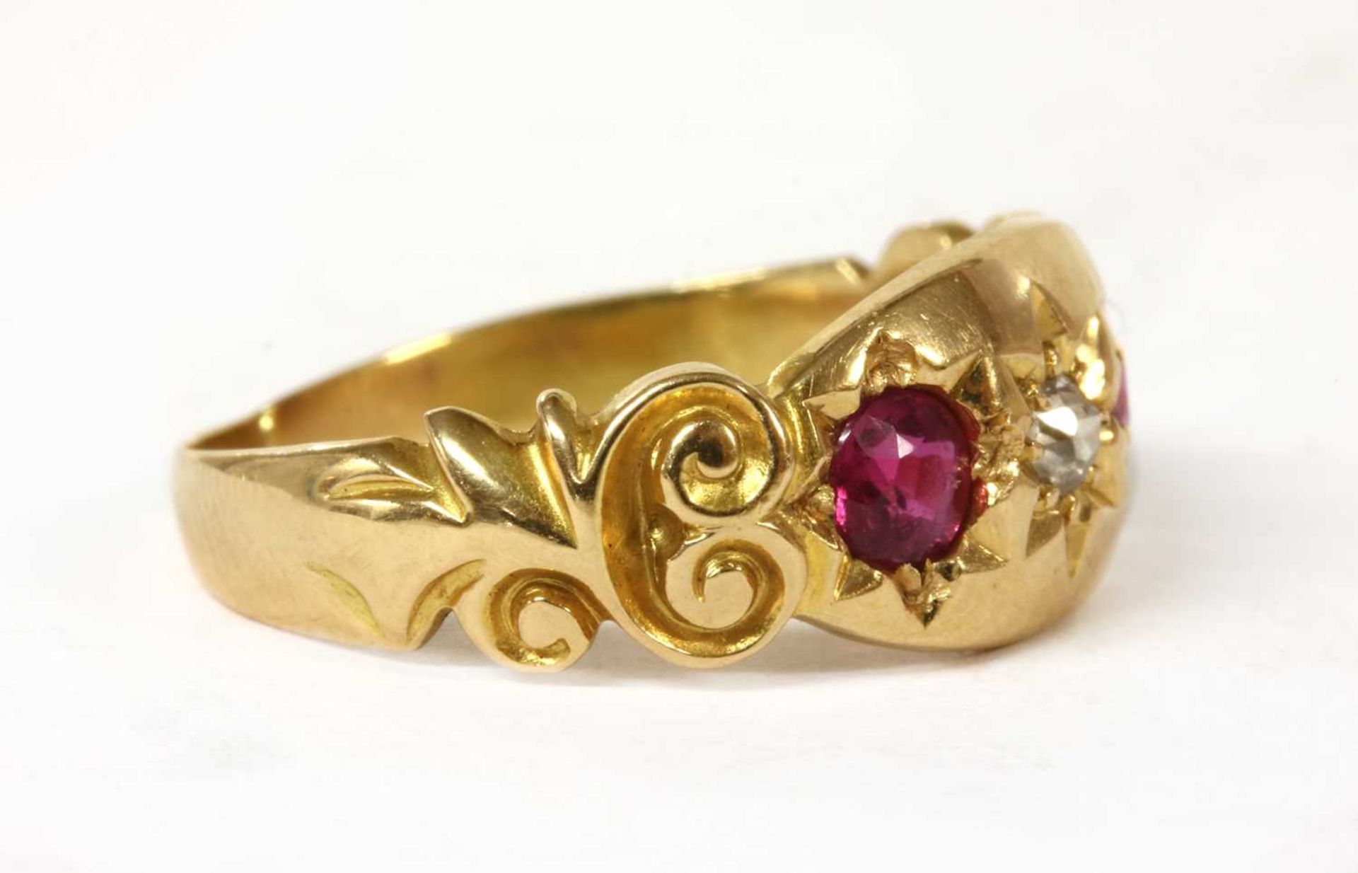 An 18ct gold three stone diamond and ruby set ring, - Bild 3 aus 3