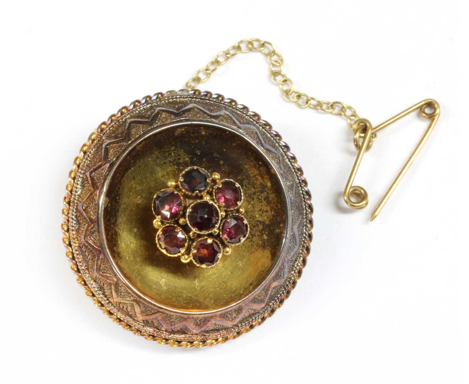 A Victorian gold garnet brooch,