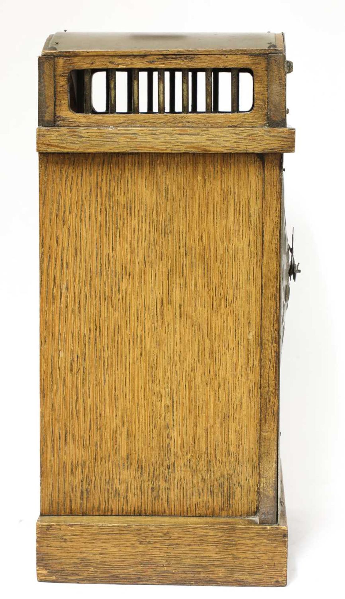 A Secessionist oak and brass-mounted mantel clock, - Bild 3 aus 3