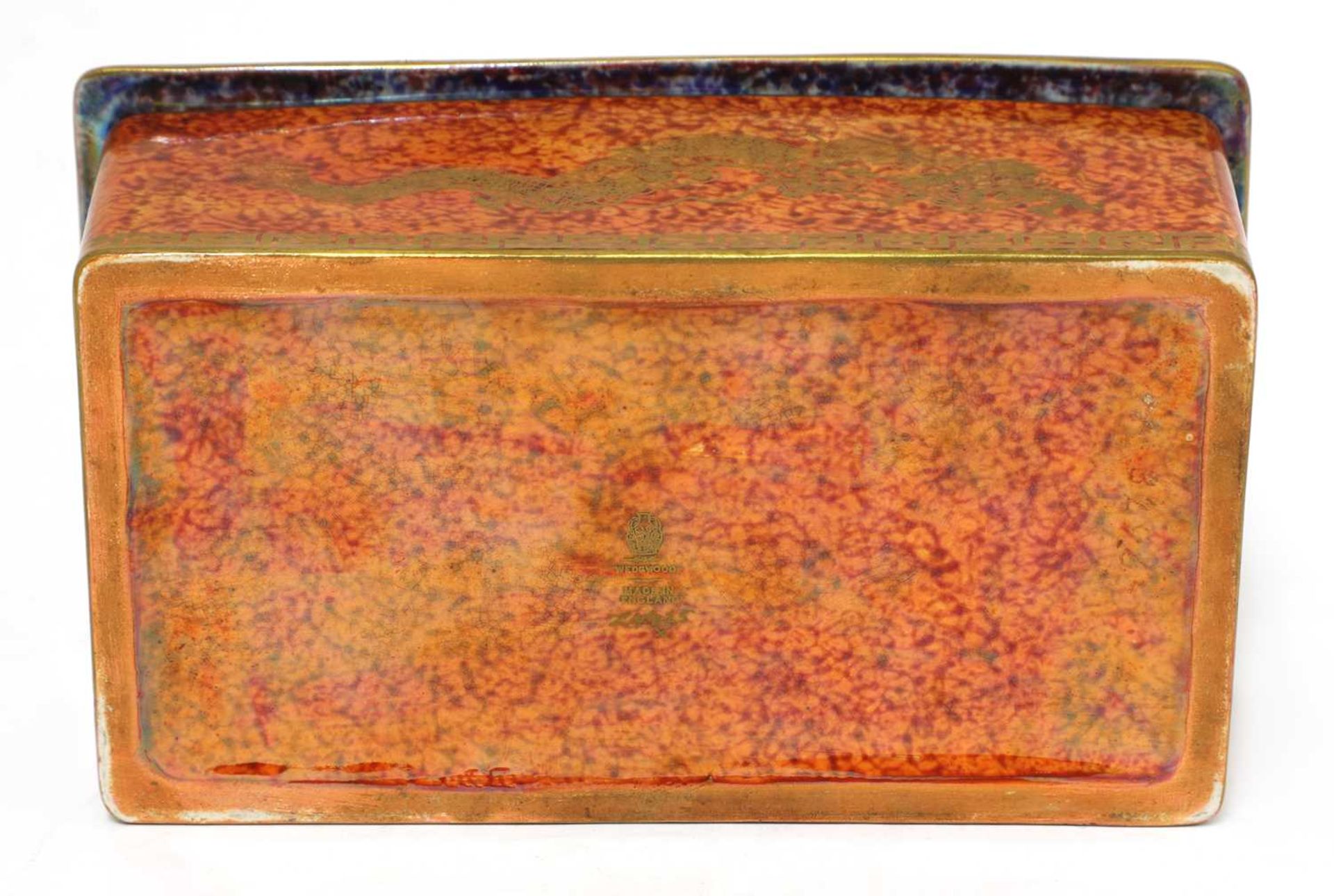 A Wedgwood 'Celestial Dragon' orange lustre cigarette box and cover, - Bild 5 aus 5