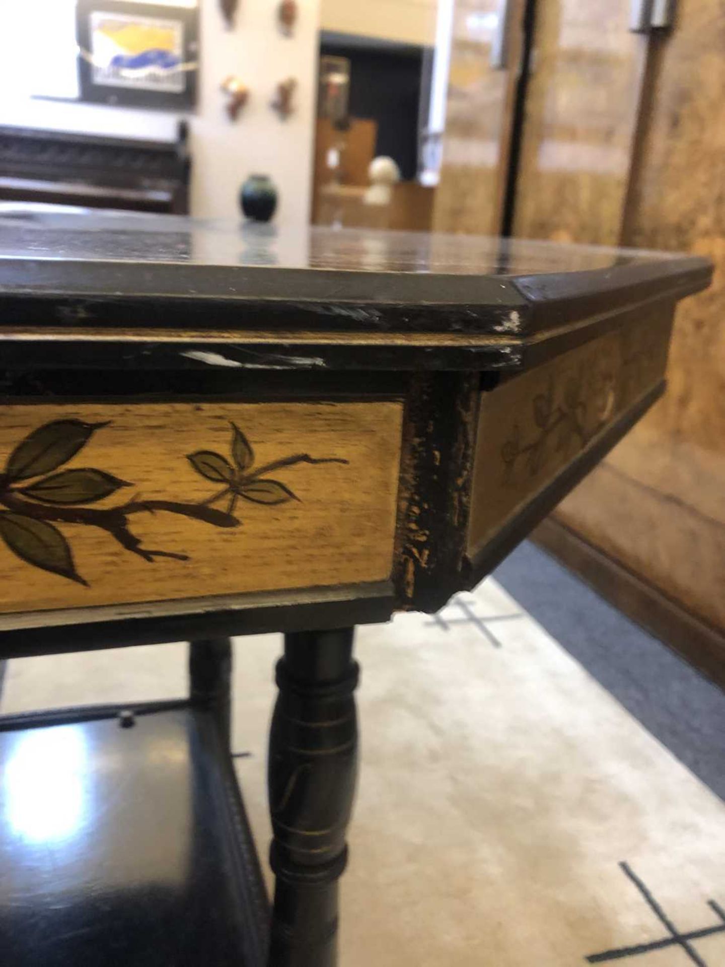 An Aesthetic octagonal ebonised and gilt centre table, - Bild 3 aus 4