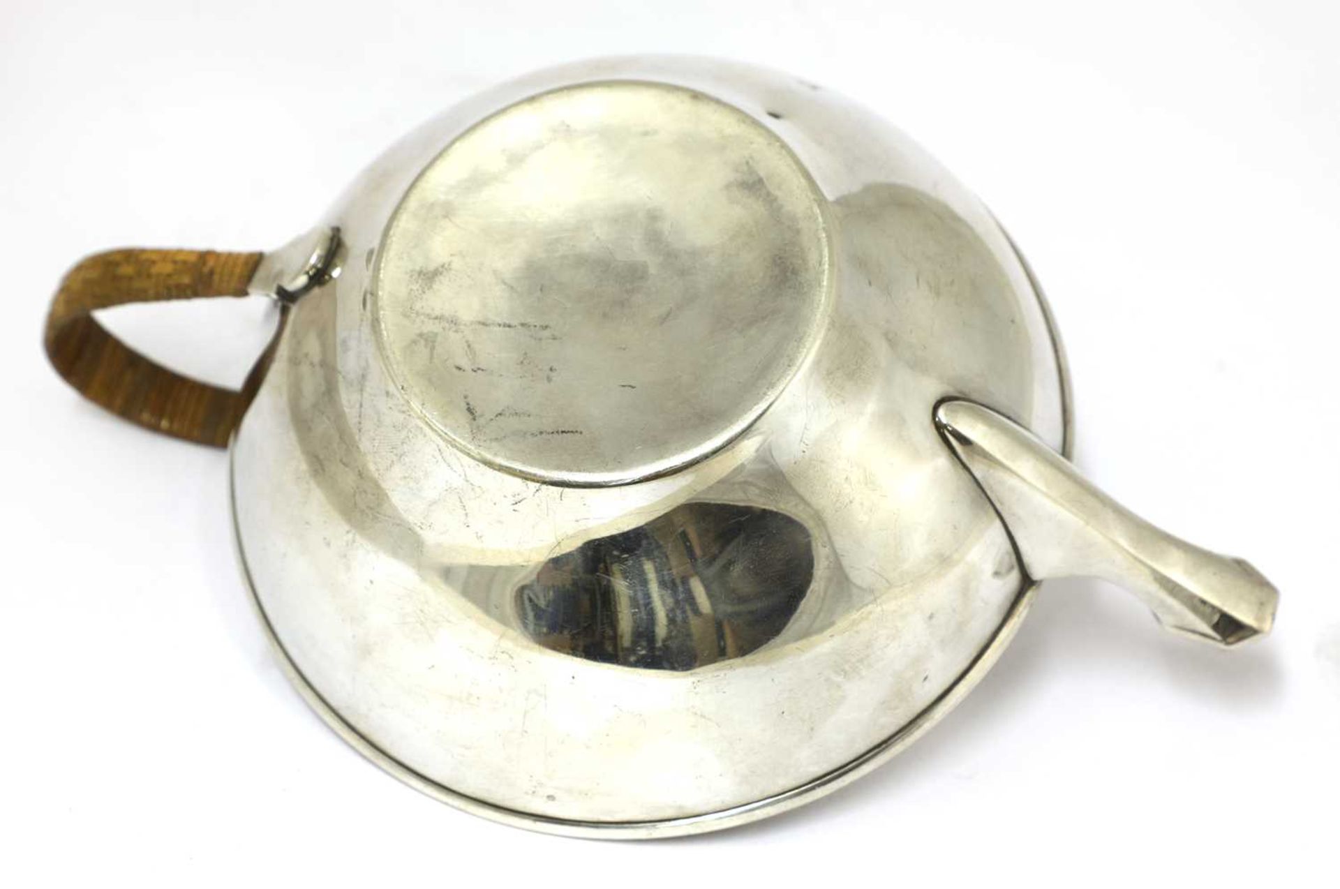 A silver teapot, - Bild 2 aus 3