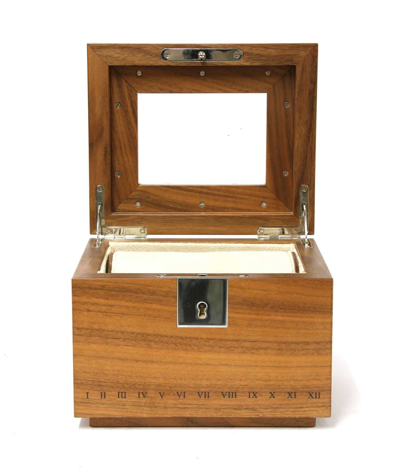 A David Linley walnut table watch case, - Bild 7 aus 8