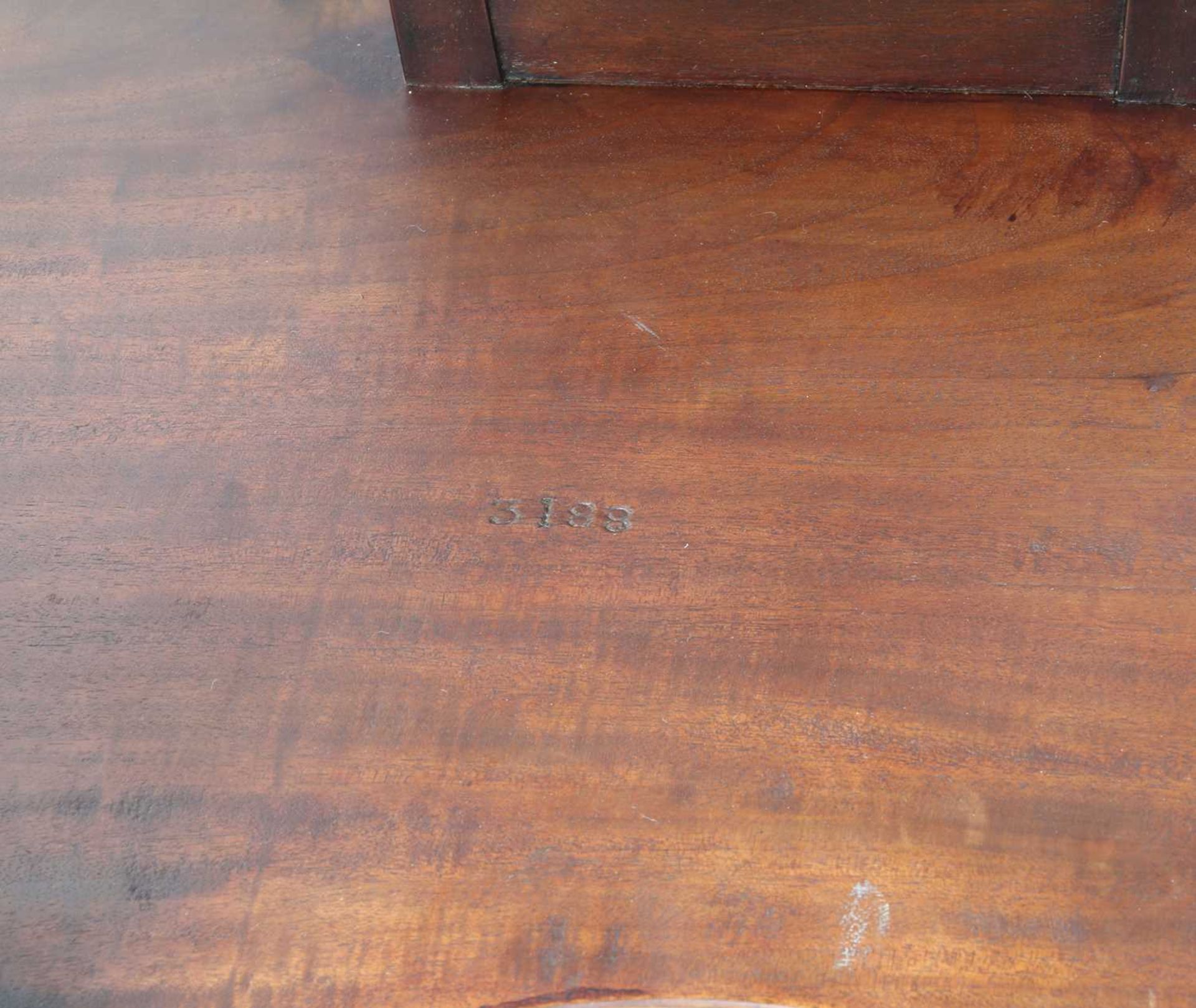A pair of mahogany side tables, - Bild 2 aus 2
